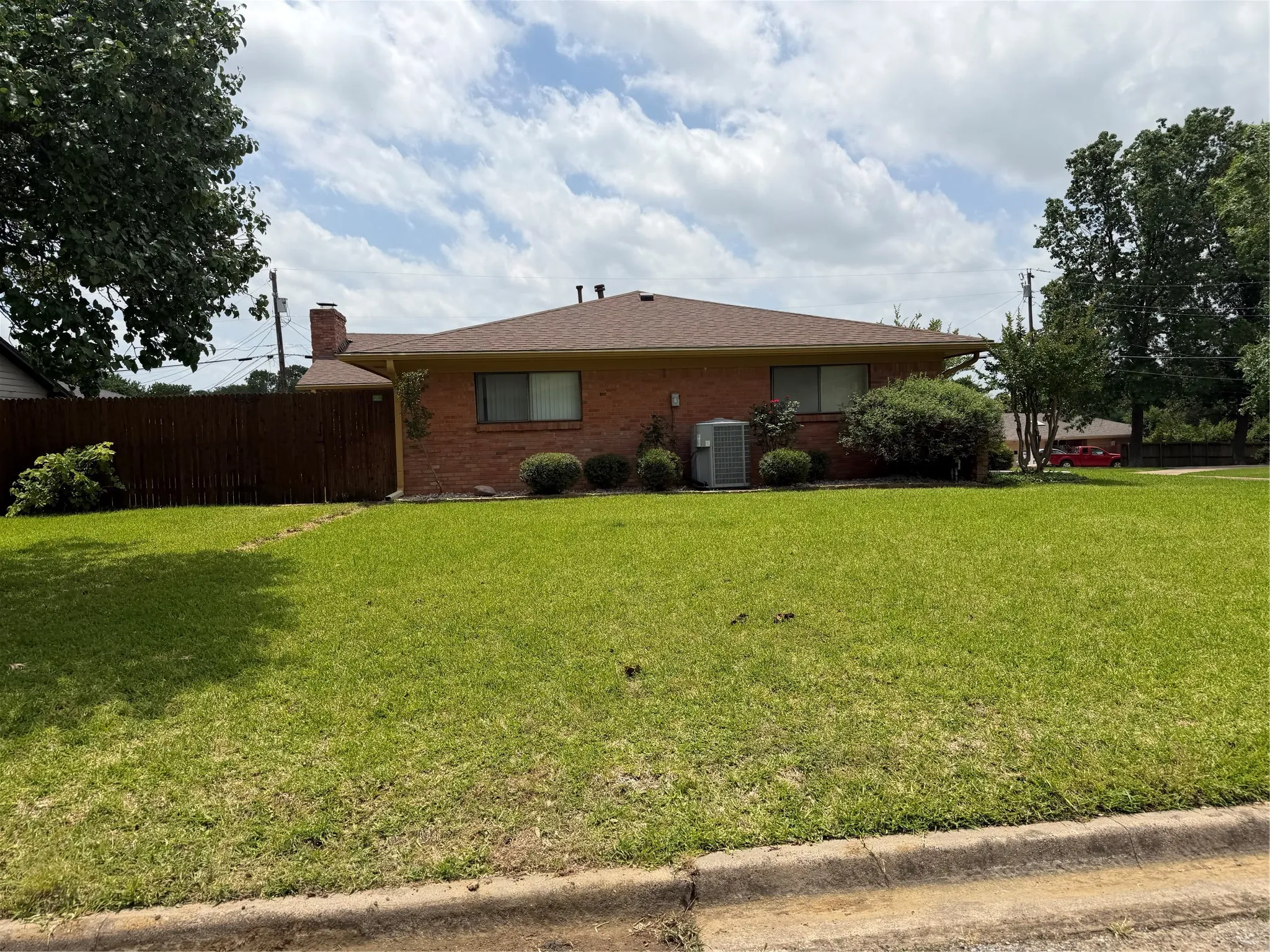 Single Family Residence For Rent in Grayson County , 2731 Rivercrest Drive, Sherman, Texas 75092, 3 Bedroom, 3 Bathroom, 2 Garage spaces, 1,878 Sqft, built in 1970, mls#21398410, Real Estate Agent in Sherman, Homes For Rent in Grayson county, Homes For Rent in Sherman, Realtor in Sherman Texas, Real Estate Brokerage Independent Realty Texas, Luminita Cordes Realtor