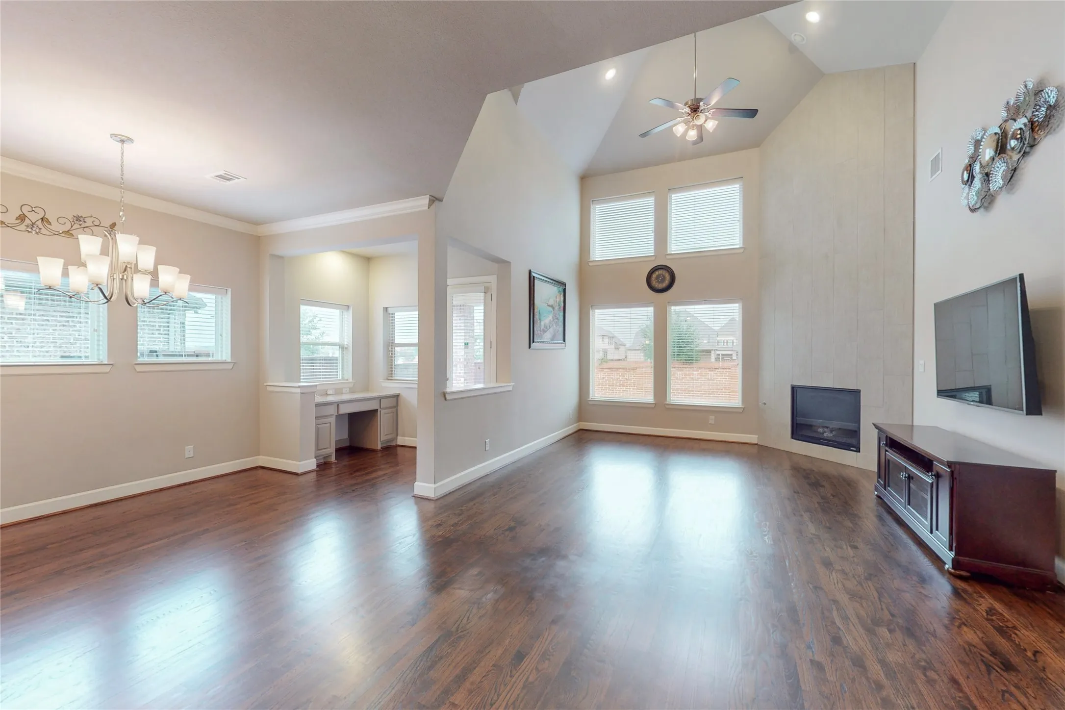 Single Family Residence For Rent in Dallas County , 112 Spear Court, Irving, Texas 75063, 5 Bedroom, 5 Bathroom, 2 Garage spaces, 3,705 Sqft, built in 2014, mls#21398427, Real Estate Agent in Irving, Homes For Rent in Dallas county, Homes For Rent in Irving, Realtor in Irving Texas, Real Estate Brokerage Independent Realty Texas, Luminita Cordes Realtor