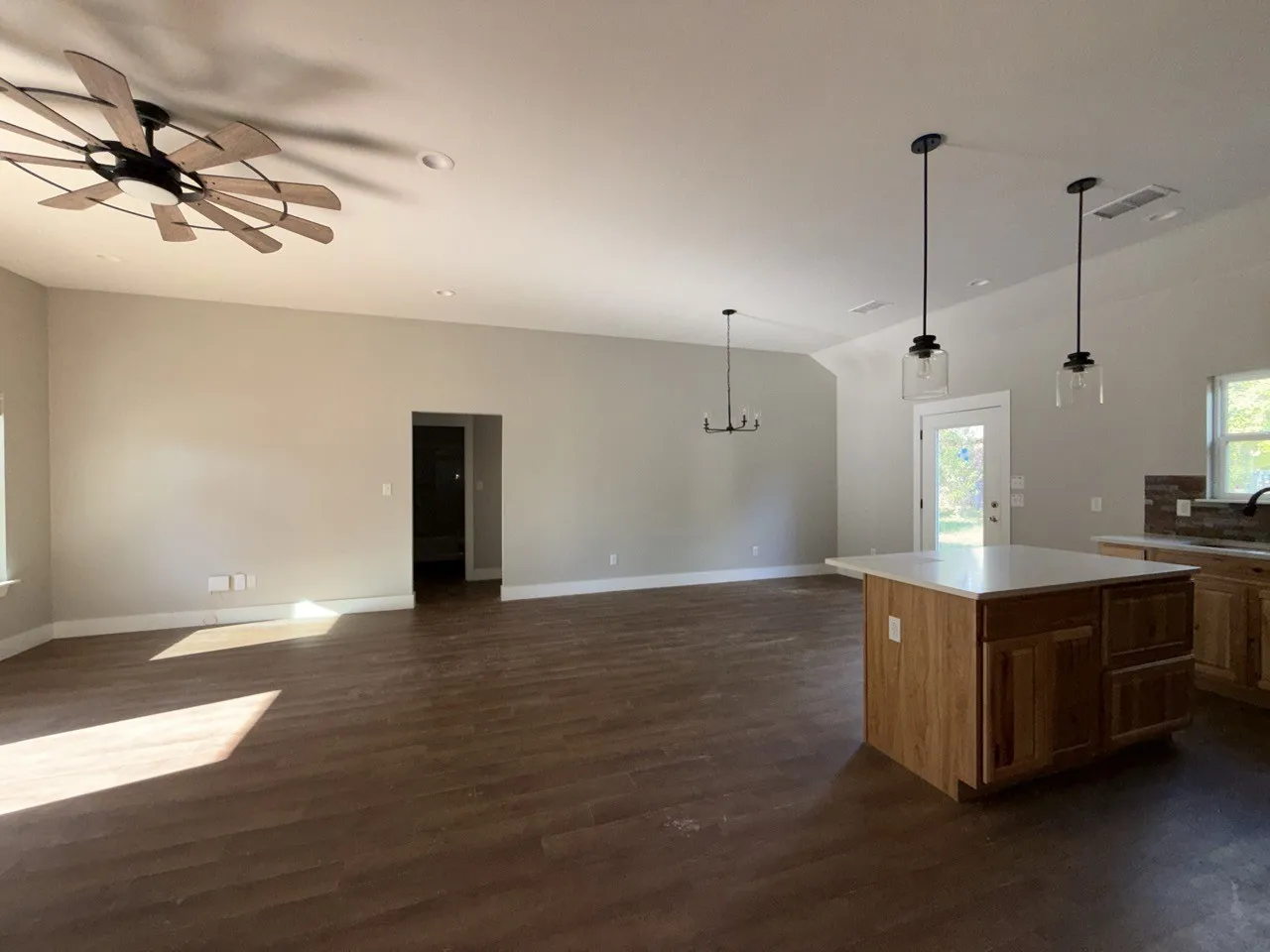 Single Family Residence For Sale in Van Zandt County , 180 N Oak Place, Van, Texas 75790, 3 Bedroom, 2 Bathroom, 2 Garage spaces, 1,447 Sqft, built in 2023, mls#21394252, Real Estate Agent in Van, Homes For Sale in Van Zandt county, Homes For Sale in Van, Realtor in Van Texas, Real Estate Brokerage Independent Realty Texas, Luminita Cordes Realtor
