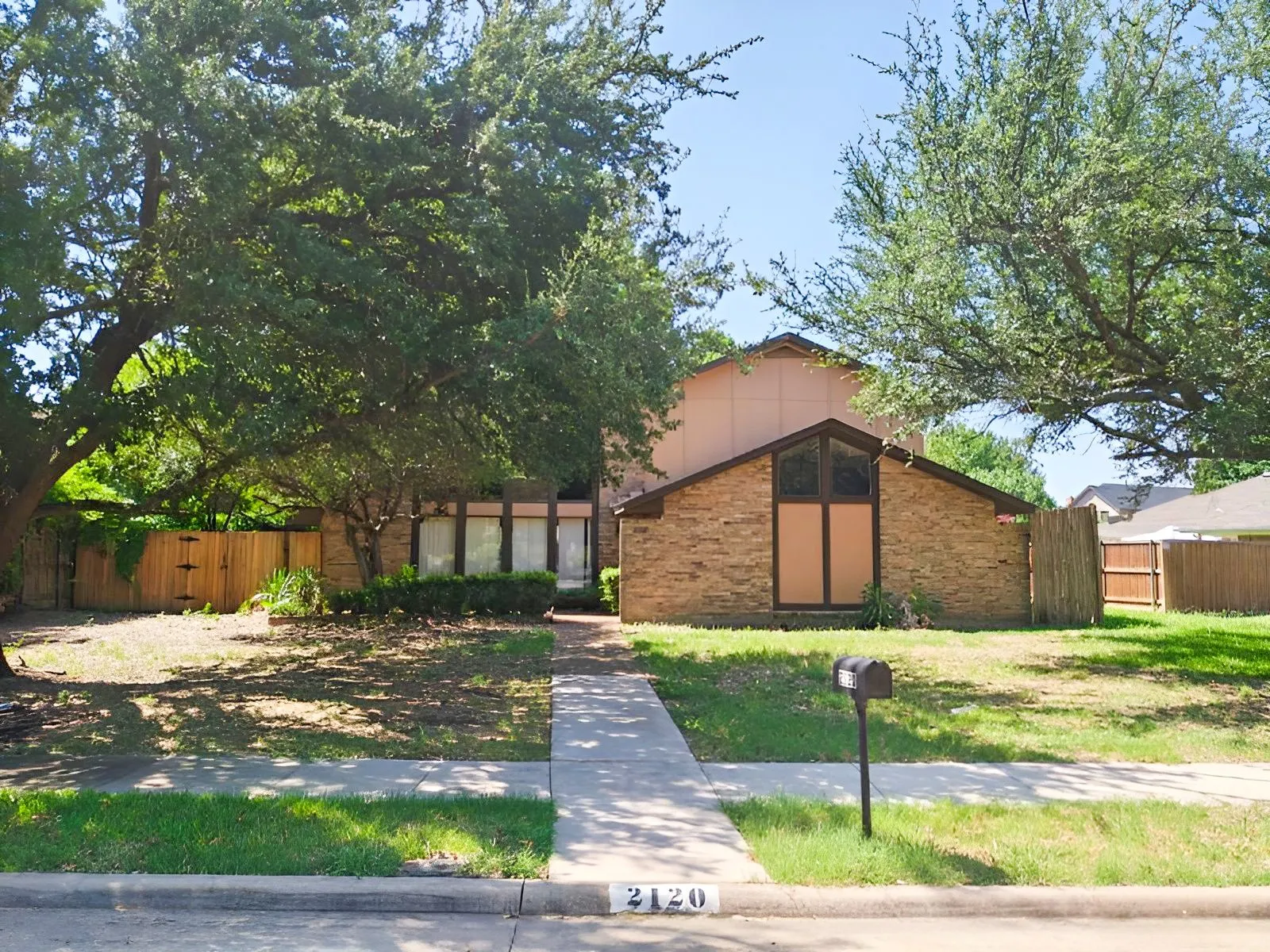 Single Family Residence For Sale in Collin County , 2120 Valley Forge Drive, Plano, Texas 75075, 3 Bedroom, 3 Bathroom, 2 Garage spaces, 2,210 Sqft, built in 1977, mls#21398435, Real Estate Agent in Plano, Homes For Sale in Collin county, Homes For Sale in Plano, Realtor in Plano Texas, Real Estate Brokerage Independent Realty Texas, Luminita Cordes Realtor
