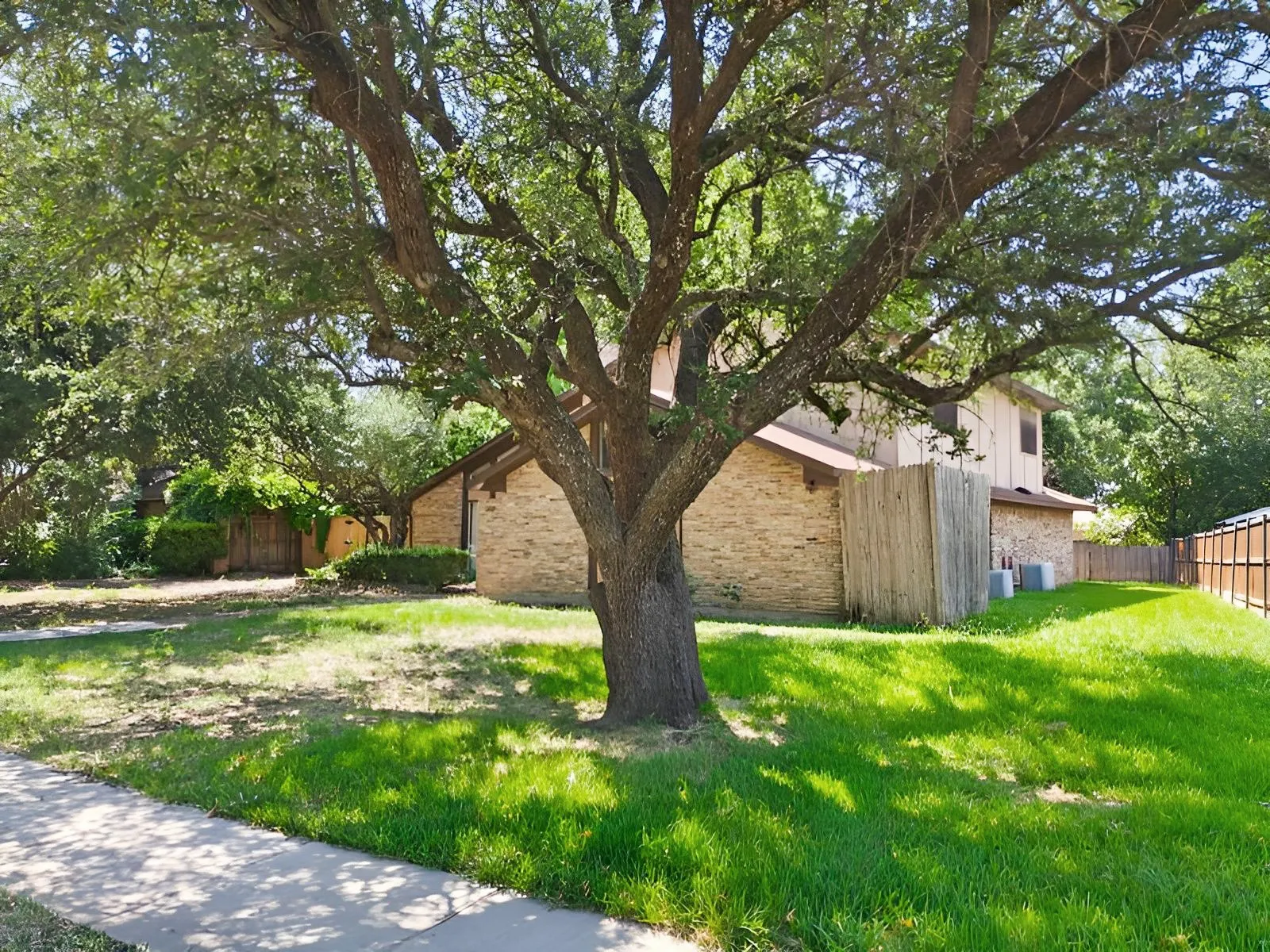 Single Family Residence For Sale in Collin County , 2120 Valley Forge Drive, Plano, Texas 75075, 3 Bedroom, 3 Bathroom, 2 Garage spaces, 2,210 Sqft, built in 1977, mls#21398435, Real Estate Agent in Plano, Homes For Sale in Collin county, Homes For Sale in Plano, Realtor in Plano Texas, Real Estate Brokerage Independent Realty Texas, Luminita Cordes Realtor