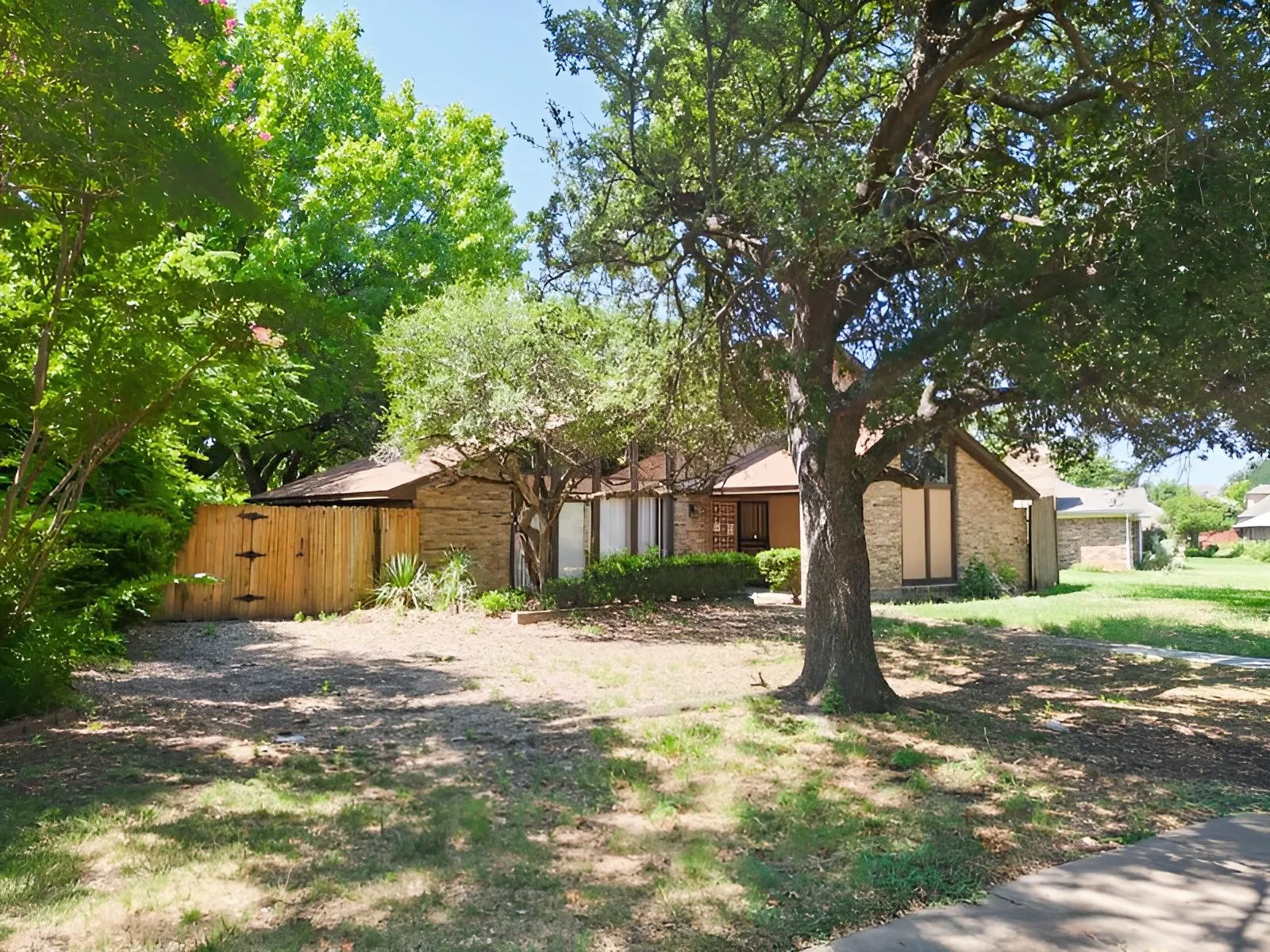 Single Family Residence For Sale in Collin County , 2120 Valley Forge Drive, Plano, Texas 75075, 3 Bedroom, 3 Bathroom, 2 Garage spaces, 2,210 Sqft, built in 1977, mls#21398435, Real Estate Agent in Plano, Homes For Sale in Collin county, Homes For Sale in Plano, Realtor in Plano Texas, Real Estate Brokerage Independent Realty Texas, Luminita Cordes Realtor