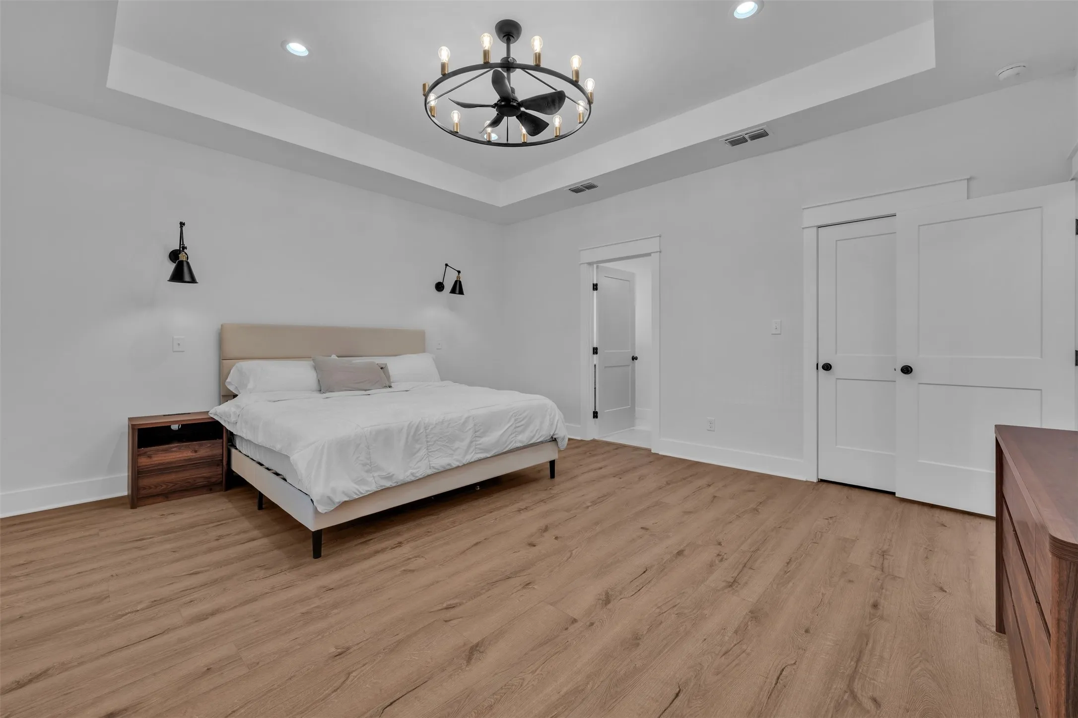 Tray ceiling with recessed lighting and a ceiling fan light fixture