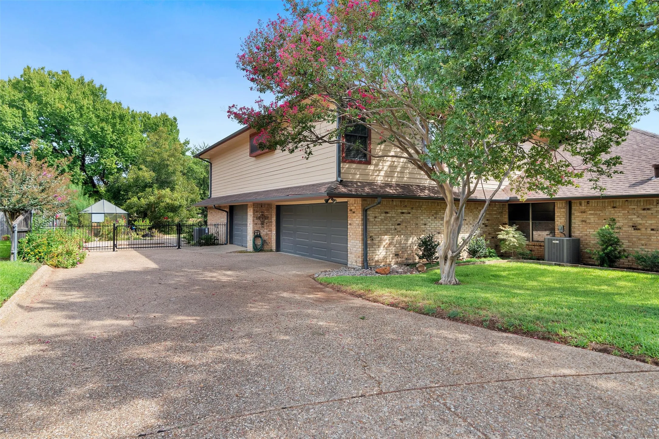 Single Family Residence For Sale in Tarrant County , 7605 Willowood Court, Fort Worth, Texas 76112, 4 Bedroom, 5 Bathroom, 3 Garage spaces, 4,181 Sqft, built in 1982, mls#21397335, Real Estate Agent in Fort Worth, Homes For Sale in Tarrant county, Homes For Sale in Fort Worth, Realtor in Fort Worth Texas, Real Estate Brokerage Independent Realty Texas, Luminita Cordes Realtor