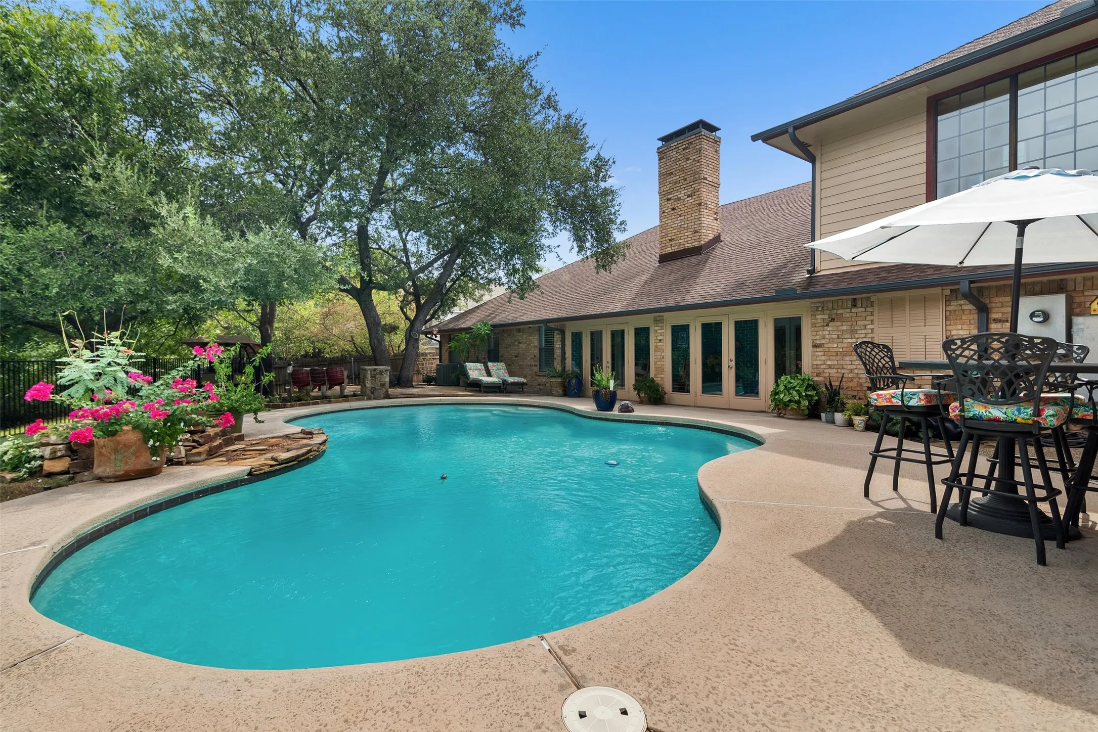 Single Family Residence For Sale in Tarrant County , 7605 Willowood Court, Fort Worth, Texas 76112, 4 Bedroom, 5 Bathroom, 3 Garage spaces, 4,181 Sqft, built in 1982, mls#21397335, Real Estate Agent in Fort Worth, Homes For Sale in Tarrant county, Homes For Sale in Fort Worth, Realtor in Fort Worth Texas, Real Estate Brokerage Independent Realty Texas, Luminita Cordes Realtor