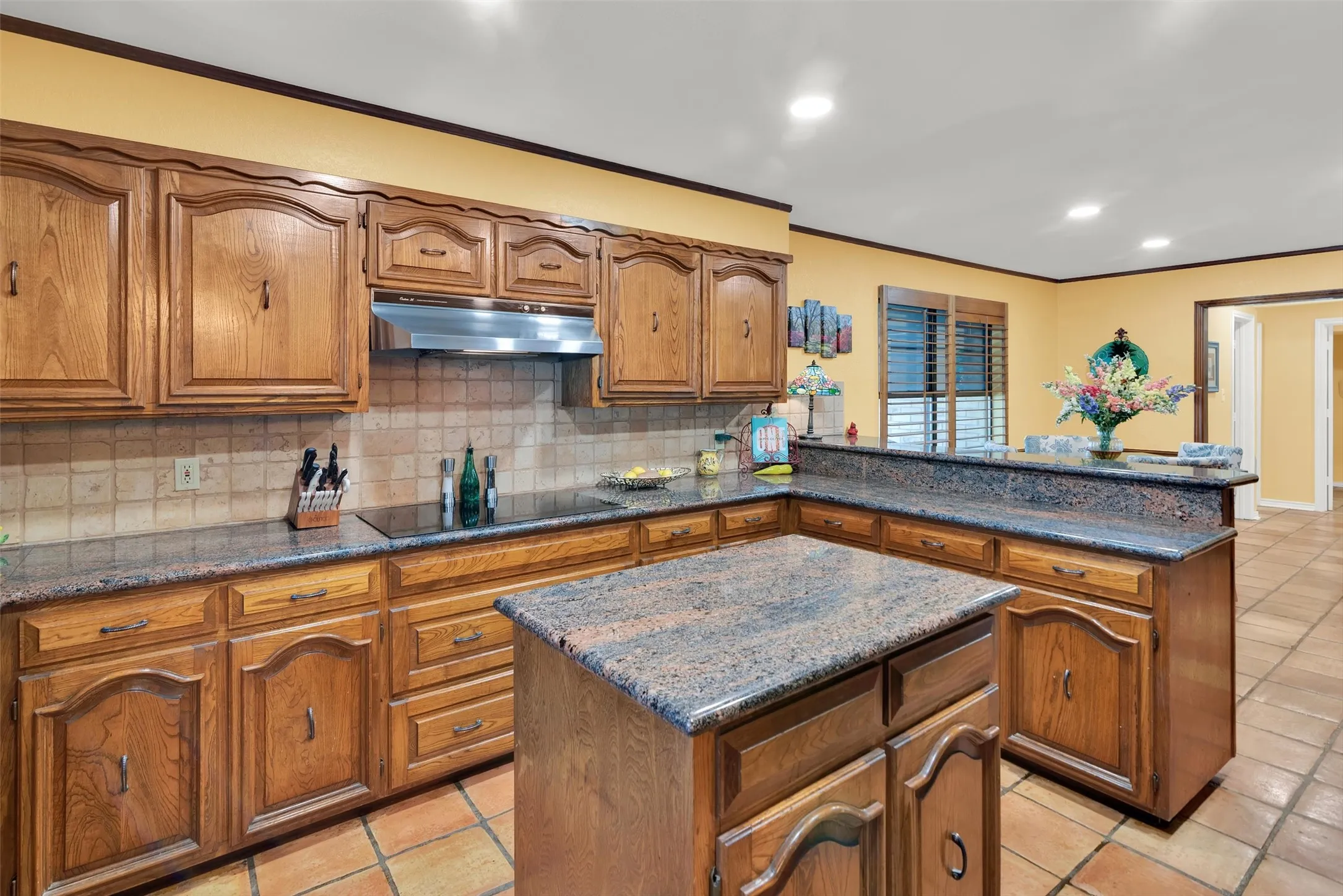 Single Family Residence For Sale in Tarrant County , 7605 Willowood Court, Fort Worth, Texas 76112, 4 Bedroom, 5 Bathroom, 3 Garage spaces, 4,181 Sqft, built in 1982, mls#21397335, Real Estate Agent in Fort Worth, Homes For Sale in Tarrant county, Homes For Sale in Fort Worth, Realtor in Fort Worth Texas, Real Estate Brokerage Independent Realty Texas, Luminita Cordes Realtor