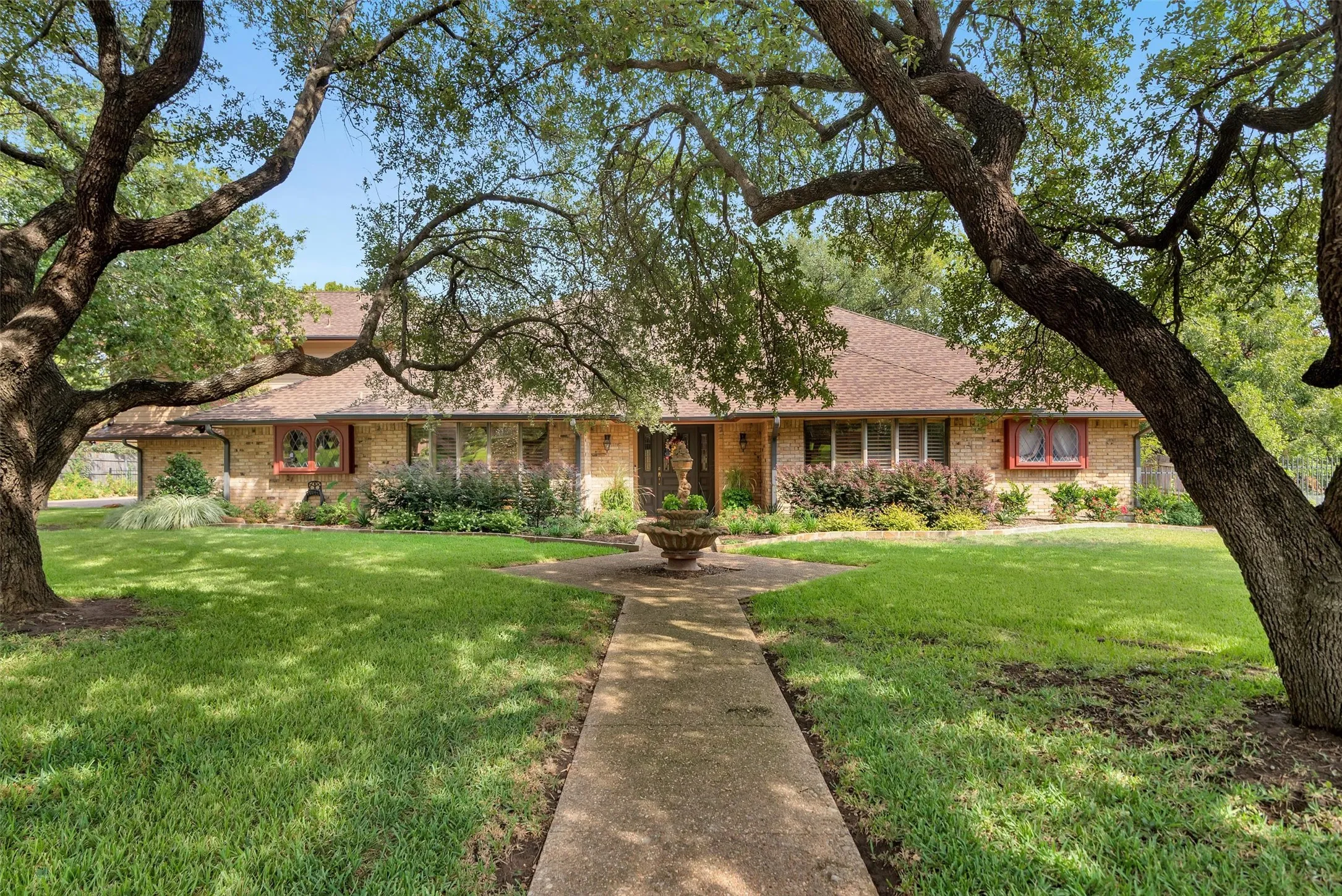 Single Family Residence For Sale in Tarrant County , 7605 Willowood Court, Fort Worth, Texas 76112, 4 Bedroom, 5 Bathroom, 3 Garage spaces, 4,181 Sqft, built in 1982, mls#21397335, Real Estate Agent in Fort Worth, Homes For Sale in Tarrant county, Homes For Sale in Fort Worth, Realtor in Fort Worth Texas, Real Estate Brokerage Independent Realty Texas, Luminita Cordes Realtor