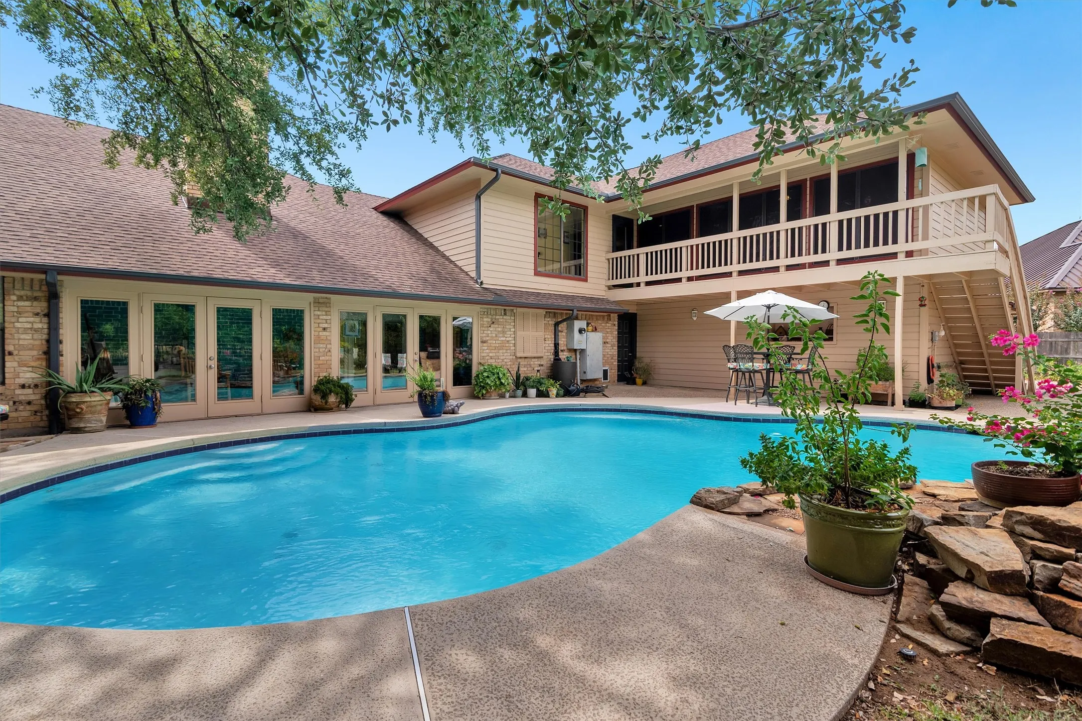 Single Family Residence For Sale in Tarrant County , 7605 Willowood Court, Fort Worth, Texas 76112, 4 Bedroom, 5 Bathroom, 3 Garage spaces, 4,181 Sqft, built in 1982, mls#21397335, Real Estate Agent in Fort Worth, Homes For Sale in Tarrant county, Homes For Sale in Fort Worth, Realtor in Fort Worth Texas, Real Estate Brokerage Independent Realty Texas, Luminita Cordes Realtor