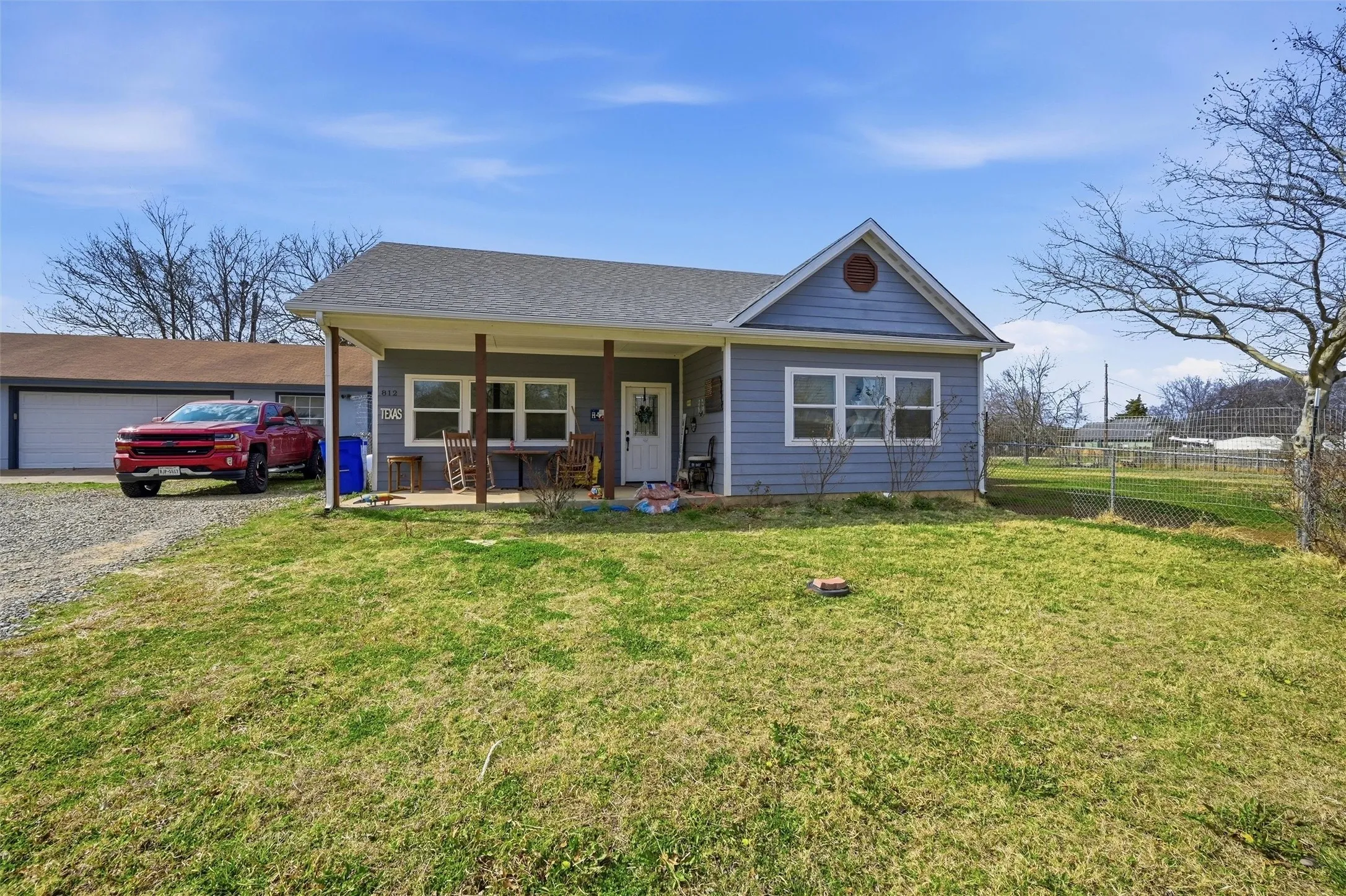 Single Family Residence For Sale in Grayson County , 812 Quail Creek Circle, Pottsboro, Texas 75076, 2 Bedroom, 2 Bathroom, 2 Garage spaces, 1,075 Sqft, built in 2019, mls#21398448, Real Estate Agent in Pottsboro, Homes For Sale in Grayson county, Homes For Sale in Pottsboro, Realtor in Pottsboro Texas, Real Estate Brokerage Independent Realty Texas, Luminita Cordes Realtor