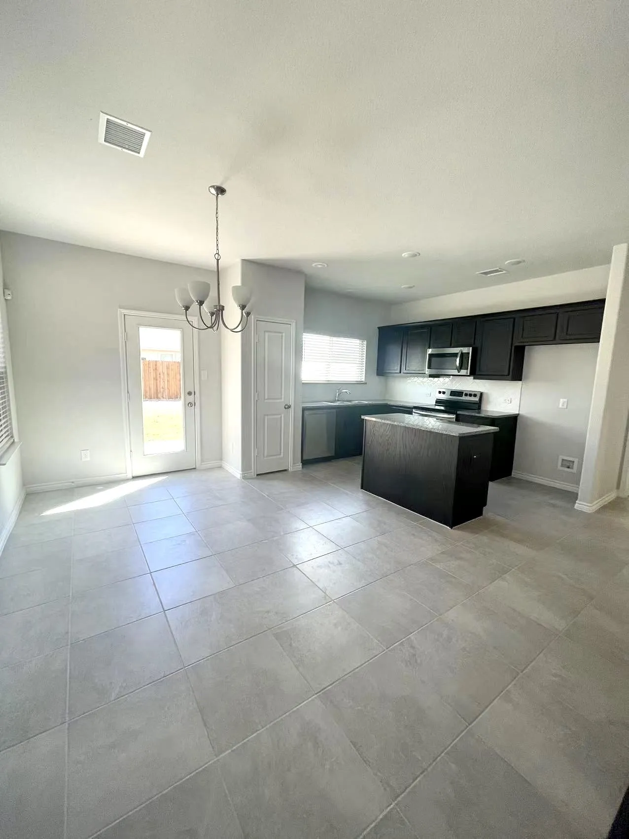 Single Family Residence For Rent in Tarrant County , 10517 Alpine Meadow Lane, Fort Worth, Texas 76140, 3 Bedroom, 2 Bathroom, 2 Garage spaces, 1,557 Sqft, built in 2022, mls#21398451, Real Estate Agent in Fort Worth, Homes For Rent in Tarrant county, Homes For Rent in Fort Worth, Realtor in Fort Worth Texas, Real Estate Brokerage Independent Realty Texas, Luminita Cordes Realtor