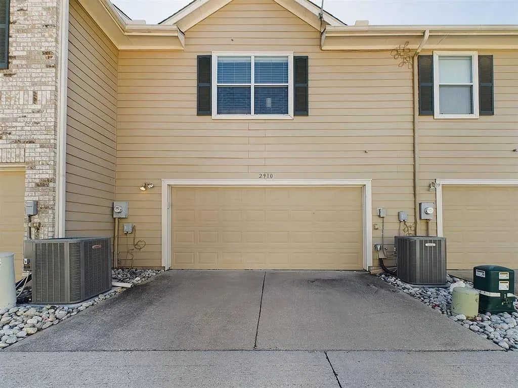 Townhouse For Sale in Tarrant County , 2910 Durango Place, Bedford, Texas 76021, 2 Bedroom, 3 Bathroom, 2 Garage spaces, 1,488 Sqft, built in 2006, mls#21398458, Real Estate Agent in Bedford, Homes For Sale in Tarrant county, Homes For Sale in Bedford, Realtor in Bedford Texas, Real Estate Brokerage Independent Realty Texas, Luminita Cordes Realtor