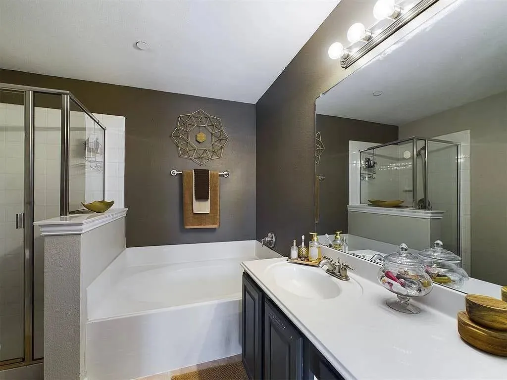 Townhouse For Sale in Tarrant County , 2910 Durango Place, Bedford, Texas 76021, 2 Bedroom, 3 Bathroom, 2 Garage spaces, 1,488 Sqft, built in 2006, mls#21398458, Real Estate Agent in Bedford, Homes For Sale in Tarrant county, Homes For Sale in Bedford, Realtor in Bedford Texas, Real Estate Brokerage Independent Realty Texas, Luminita Cordes Realtor