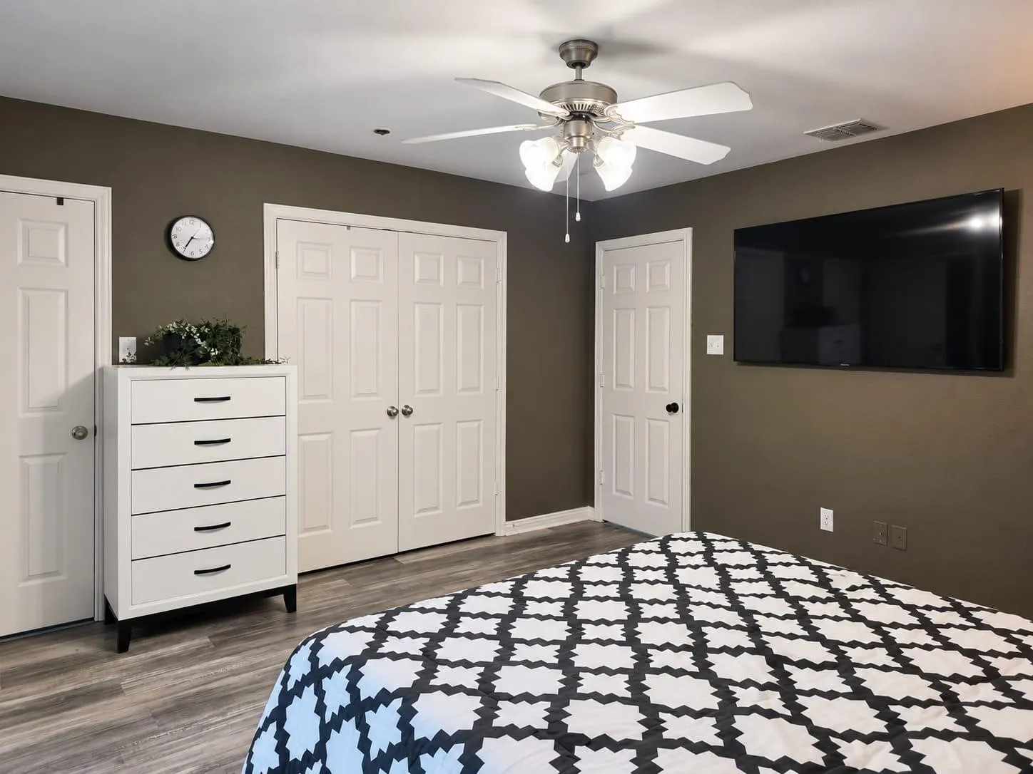 Townhouse For Sale in Tarrant County , 2910 Durango Place, Bedford, Texas 76021, 2 Bedroom, 3 Bathroom, 2 Garage spaces, 1,488 Sqft, built in 2006, mls#21398458, Real Estate Agent in Bedford, Homes For Sale in Tarrant county, Homes For Sale in Bedford, Realtor in Bedford Texas, Real Estate Brokerage Independent Realty Texas, Luminita Cordes Realtor