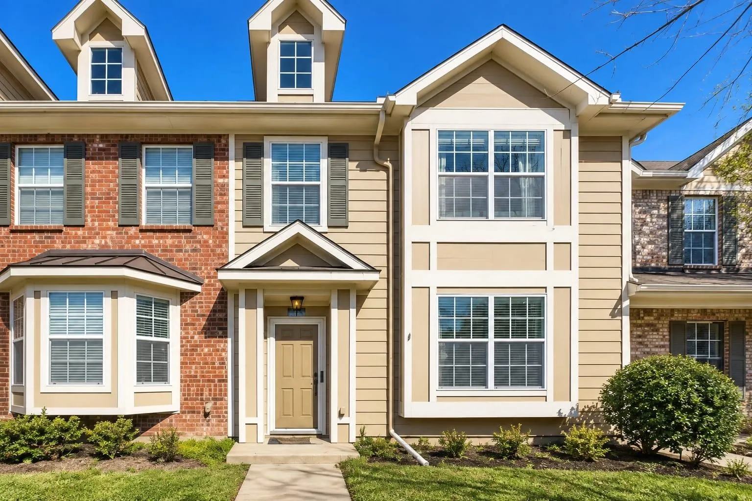 Townhouse For Sale in Tarrant County , 2910 Durango Place, Bedford, Texas 76021, 2 Bedroom, 3 Bathroom, 2 Garage spaces, 1,488 Sqft, built in 2006, mls#21398458, Real Estate Agent in Bedford, Homes For Sale in Tarrant county, Homes For Sale in Bedford, Realtor in Bedford Texas, Real Estate Brokerage Independent Realty Texas, Luminita Cordes Realtor