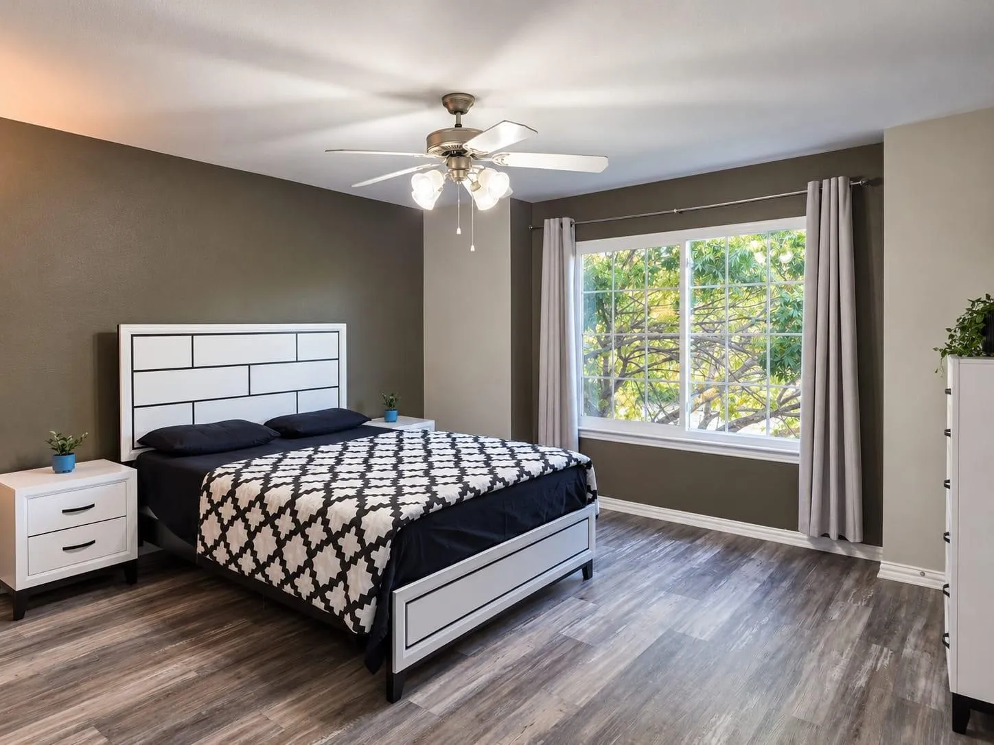 Townhouse For Sale in Tarrant County , 2910 Durango Place, Bedford, Texas 76021, 2 Bedroom, 3 Bathroom, 2 Garage spaces, 1,488 Sqft, built in 2006, mls#21398458, Real Estate Agent in Bedford, Homes For Sale in Tarrant county, Homes For Sale in Bedford, Realtor in Bedford Texas, Real Estate Brokerage Independent Realty Texas, Luminita Cordes Realtor