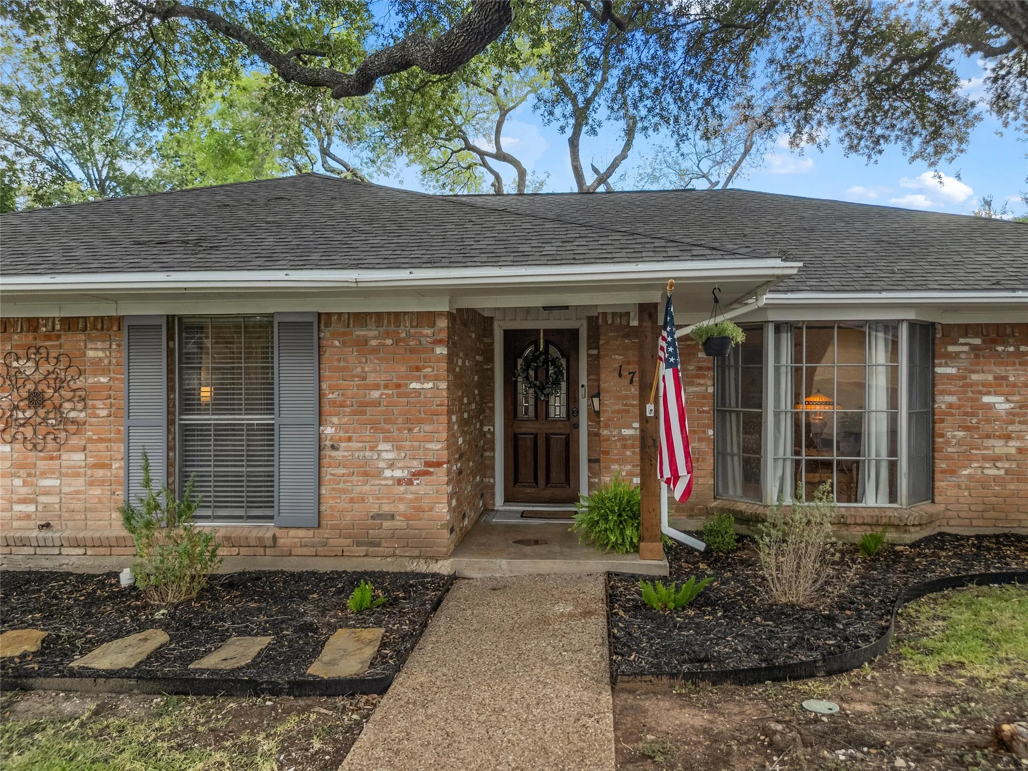 Single Family Residence For Sale in Mc Lennan County , 1712 Laurel Lake Drive, Waco, Texas 76710, 3 Bedroom, 2 Bathroom, 2 Garage spaces, 1,866 Sqft, built in 1970, mls#21397844, Real Estate Agent in Waco, Homes For Sale in Mc Lennan county, Homes For Sale in Waco, Realtor in Waco Texas, Real Estate Brokerage Independent Realty Texas, Luminita Cordes Realtor