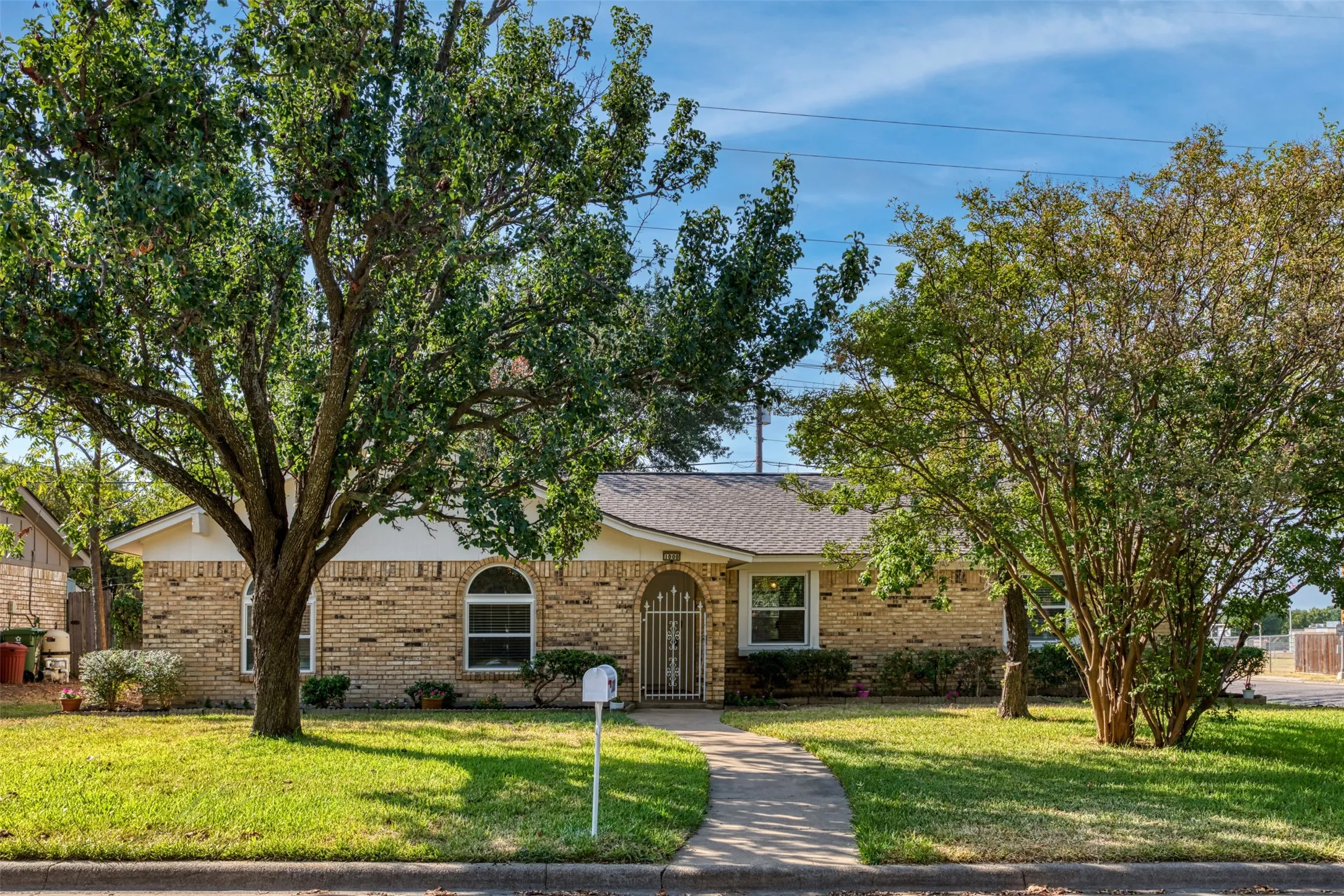 Single Family Residence For Sale in Tarrant County , 1000 Springdale Road, Bedford, Texas 76021, 3 Bedroom, 2 Bathroom, 2 Garage spaces, 1,341 Sqft, built in 1967, mls#21396874, Real Estate Agent in Bedford, Homes For Sale in Tarrant county, Homes For Sale in Bedford, Realtor in Bedford Texas, Real Estate Brokerage Independent Realty Texas, Luminita Cordes Realtor