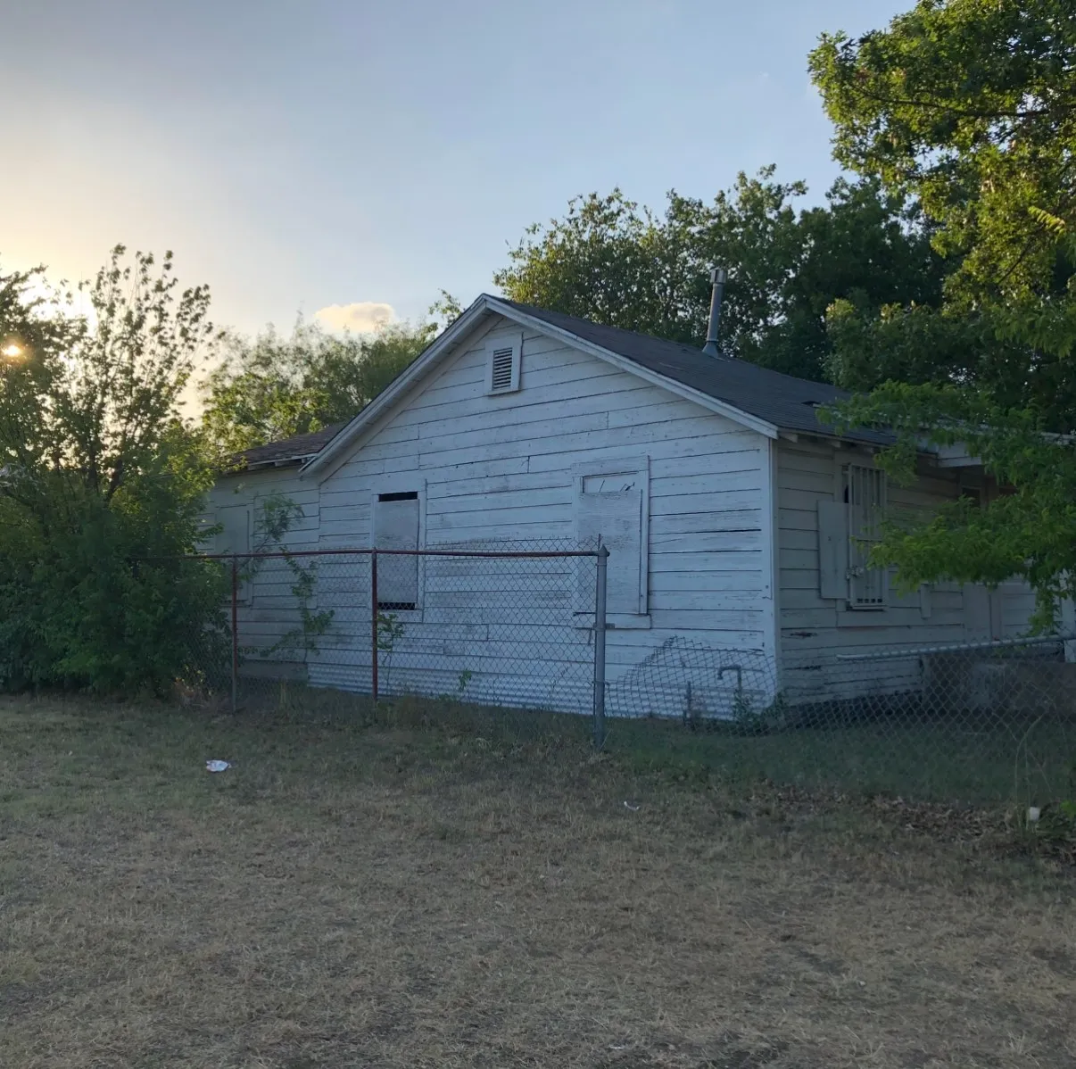 Single Family Residence For Sale in Dallas County , 3331 Sylvan Avenue, Dallas, Texas 75212, 3 Bedroom, 1 Bathroom, Garage spaces, 952 Sqft, built in 1940, mls#21377045, Real Estate Agent in Dallas, Homes For Sale in Dallas county, Homes For Sale in Dallas, Realtor in Dallas Texas, Real Estate Brokerage Independent Realty Texas, Luminita Cordes Realtor