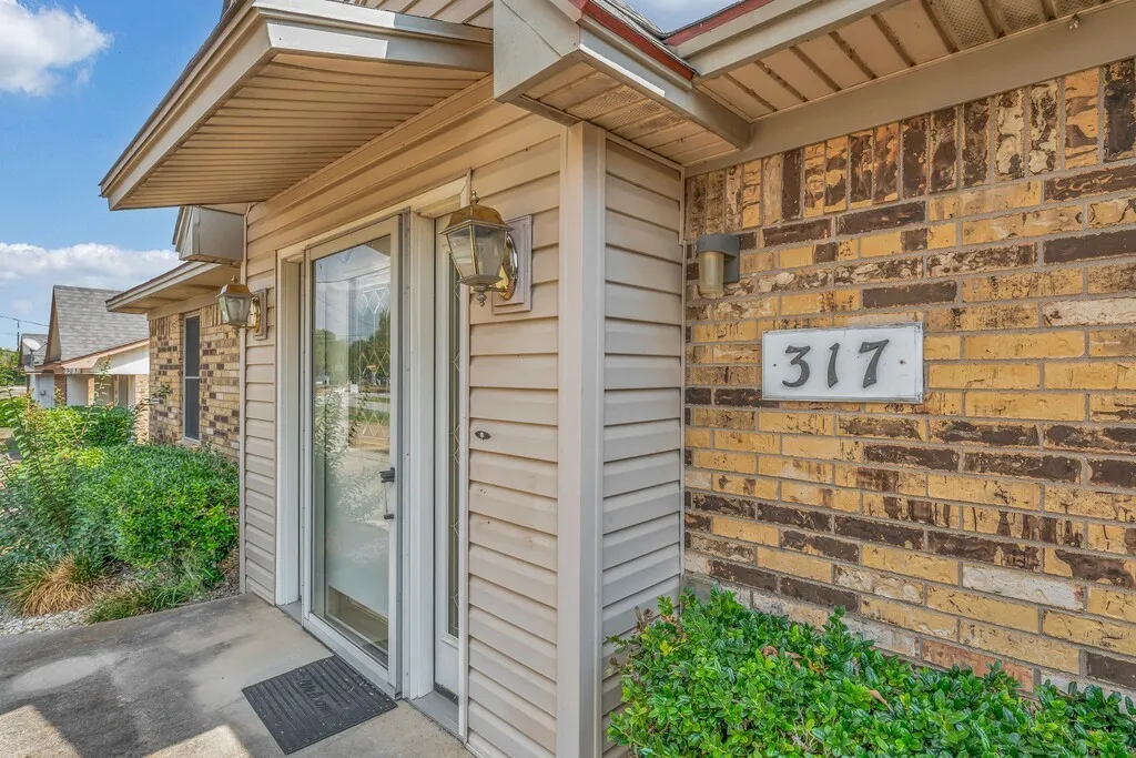 Single Family Residence For Sale in Mc Lennan County , 317 Williams Road, Lorena, Texas 76655, 3 Bedroom, 2 Bathroom, 2 Garage spaces, 2,142 Sqft, built in 1984, mls#21390881, Real Estate Agent in Lorena, Homes For Sale in Mc Lennan county, Homes For Sale in Lorena, Realtor in Lorena Texas, Real Estate Brokerage Independent Realty Texas, Luminita Cordes Realtor