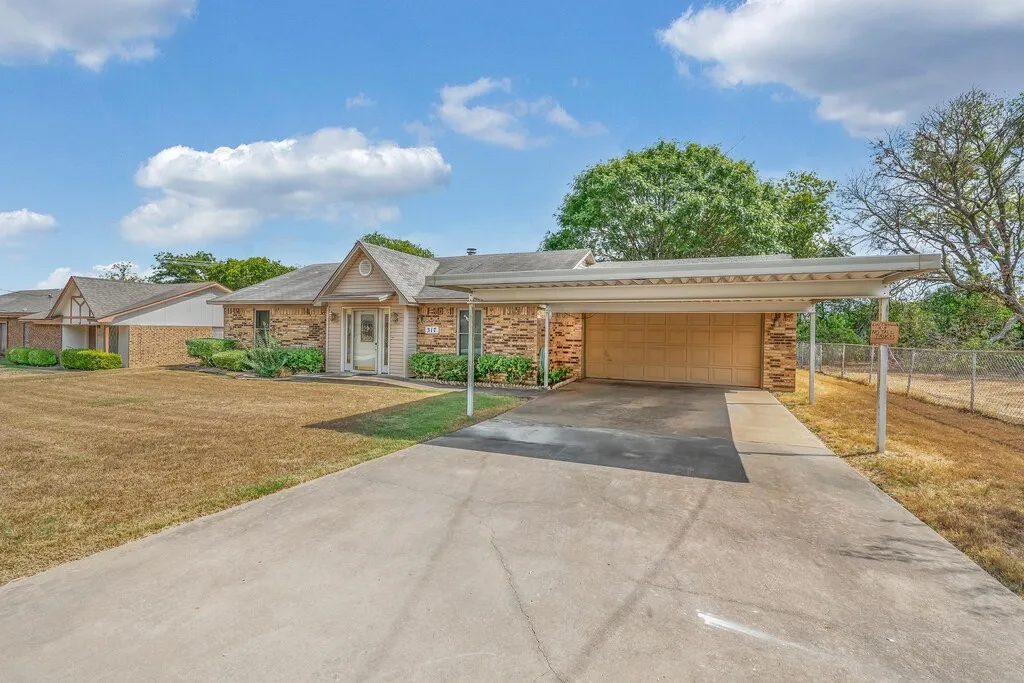 Single Family Residence For Sale in Mc Lennan County , 317 Williams Road, Lorena, Texas 76655, 3 Bedroom, 2 Bathroom, 2 Garage spaces, 2,142 Sqft, built in 1984, mls#21390881, Real Estate Agent in Lorena, Homes For Sale in Mc Lennan county, Homes For Sale in Lorena, Realtor in Lorena Texas, Real Estate Brokerage Independent Realty Texas, Luminita Cordes Realtor