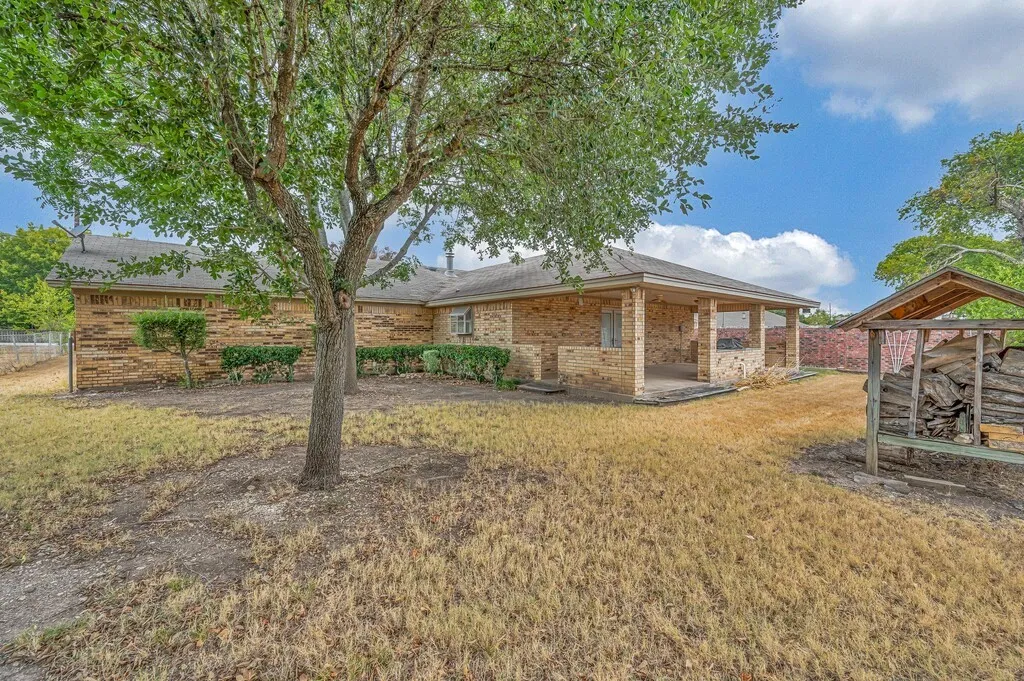 Single Family Residence For Sale in Mc Lennan County , 317 Williams Road, Lorena, Texas 76655, 3 Bedroom, 2 Bathroom, 2 Garage spaces, 2,142 Sqft, built in 1984, mls#21390881, Real Estate Agent in Lorena, Homes For Sale in Mc Lennan county, Homes For Sale in Lorena, Realtor in Lorena Texas, Real Estate Brokerage Independent Realty Texas, Luminita Cordes Realtor