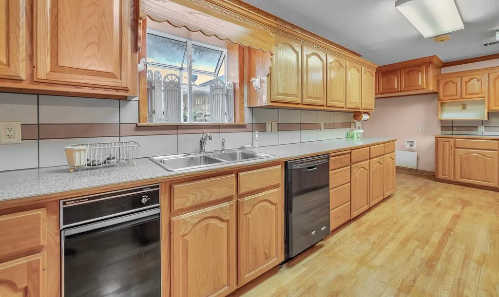 Single Family Residence For Sale in Mc Lennan County , 317 Williams Road, Lorena, Texas 76655, 3 Bedroom, 2 Bathroom, 2 Garage spaces, 2,142 Sqft, built in 1984, mls#21390881, Real Estate Agent in Lorena, Homes For Sale in Mc Lennan county, Homes For Sale in Lorena, Realtor in Lorena Texas, Real Estate Brokerage Independent Realty Texas, Luminita Cordes Realtor