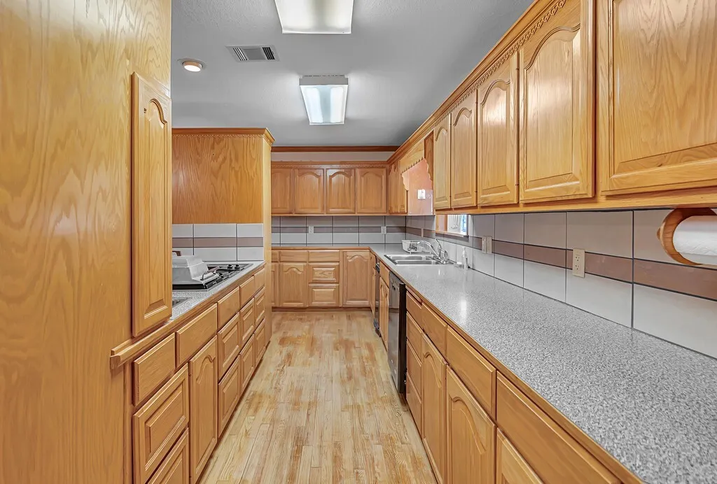 Single Family Residence For Sale in Mc Lennan County , 317 Williams Road, Lorena, Texas 76655, 3 Bedroom, 2 Bathroom, 2 Garage spaces, 2,142 Sqft, built in 1984, mls#21390881, Real Estate Agent in Lorena, Homes For Sale in Mc Lennan county, Homes For Sale in Lorena, Realtor in Lorena Texas, Real Estate Brokerage Independent Realty Texas, Luminita Cordes Realtor