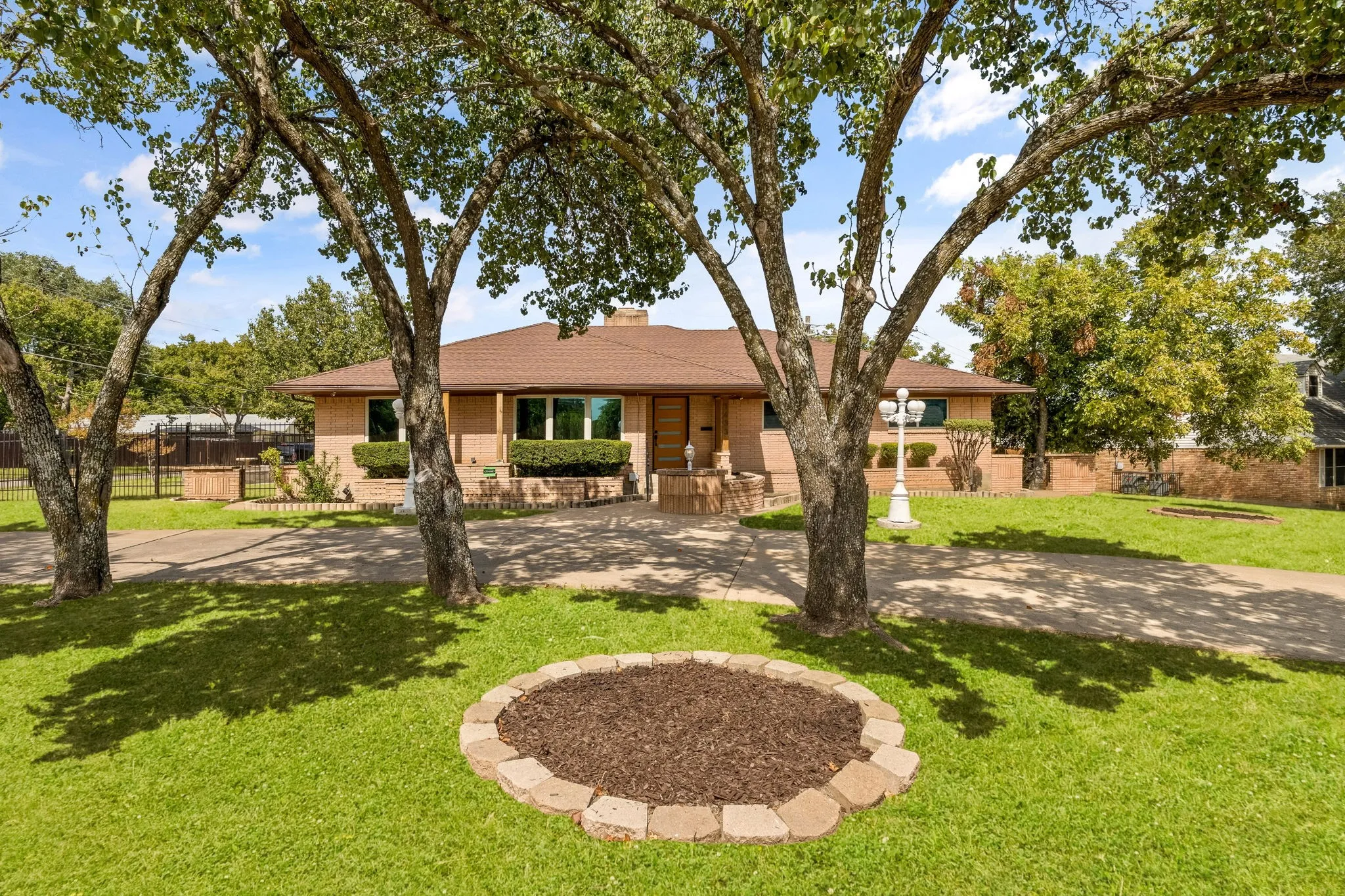 Single Family Residence For Sale in Dallas County , 1433 W Red Bird Lane, Dallas, Texas 75232, 4 Bedroom, 4 Bathroom, 2 Garage spaces, 4,172 Sqft, built in 1961, mls#21397599, Real Estate Agent in Dallas, Homes For Sale in Dallas county, Homes For Sale in Dallas, Realtor in Dallas Texas, Real Estate Brokerage Independent Realty Texas, Luminita Cordes Realtor