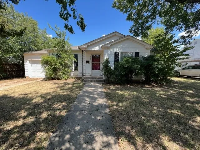 Single Family Residence For Rent in Taylor County , 1817 Mccracken Street, Abilene, Texas 79602, 2 Bedroom, 1 Bathroom, 1 Garage spaces, 1,003 Sqft, built in 1949, mls#21398470, Real Estate Agent in Abilene, Homes For Rent in Taylor county, Homes For Rent in Abilene, Realtor in Abilene Texas, Real Estate Brokerage Independent Realty Texas, Luminita Cordes Realtor