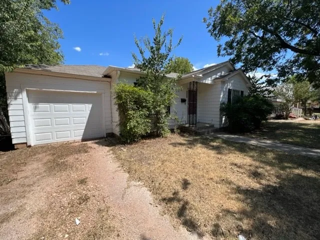 Single Family Residence For Rent in Taylor County , 1817 Mccracken Street, Abilene, Texas 79602, 2 Bedroom, 1 Bathroom, 1 Garage spaces, 1,003 Sqft, built in 1949, mls#21398470, Real Estate Agent in Abilene, Homes For Rent in Taylor county, Homes For Rent in Abilene, Realtor in Abilene Texas, Real Estate Brokerage Independent Realty Texas, Luminita Cordes Realtor
