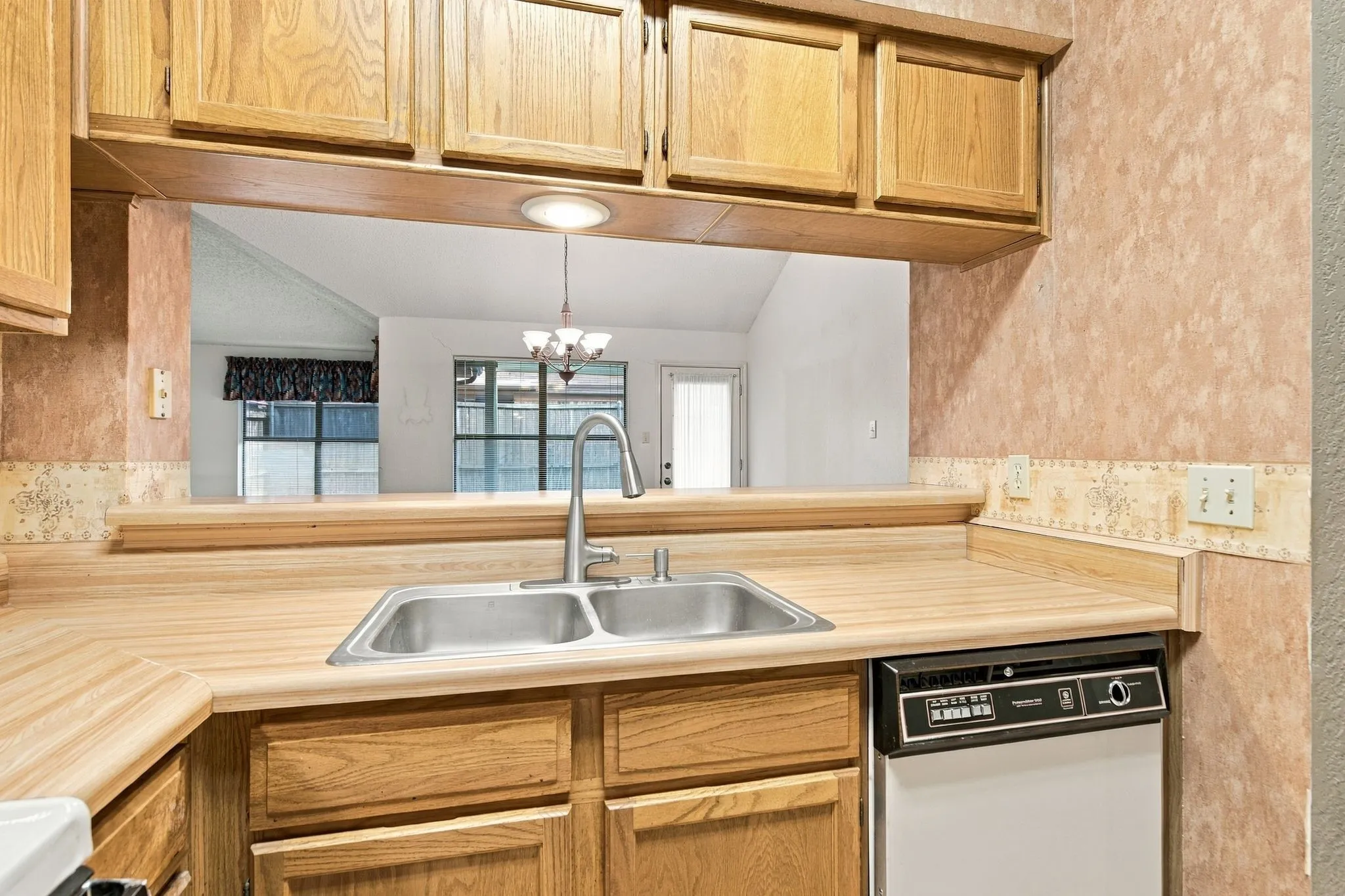 Single Family Residence For Sale in Dallas County , 569 Grace Lane, Coppell, Texas 75019, 2 Bedroom, 2 Bathroom, 1 Garage spaces, 1,205 Sqft, built in 1985, mls#21398047, Real Estate Agent in Coppell, Homes For Sale in Dallas county, Homes For Sale in Coppell, Realtor in Coppell Texas, Real Estate Brokerage Independent Realty Texas, Luminita Cordes Realtor