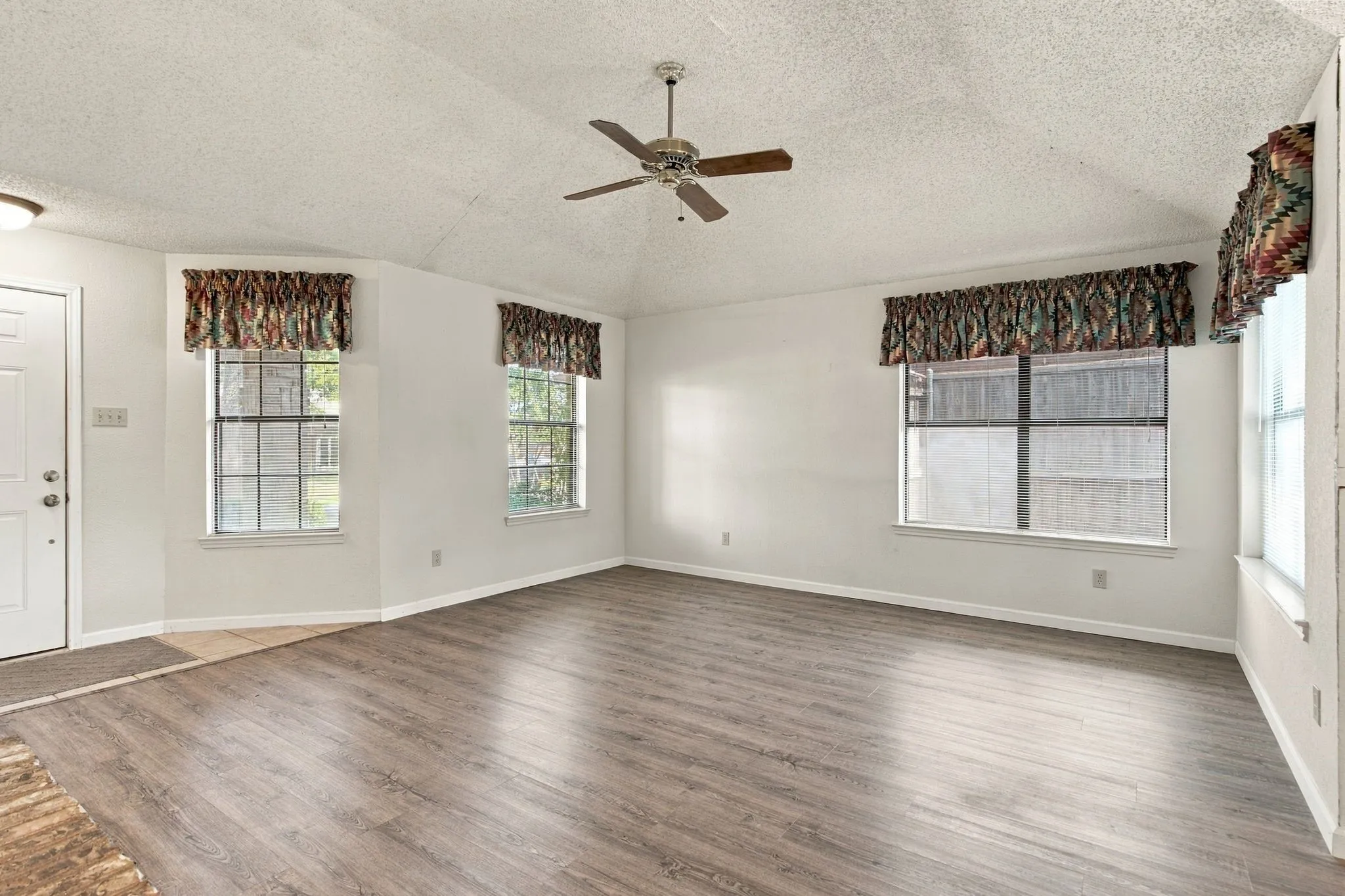 Single Family Residence For Sale in Dallas County , 569 Grace Lane, Coppell, Texas 75019, 2 Bedroom, 2 Bathroom, 1 Garage spaces, 1,205 Sqft, built in 1985, mls#21398047, Real Estate Agent in Coppell, Homes For Sale in Dallas county, Homes For Sale in Coppell, Realtor in Coppell Texas, Real Estate Brokerage Independent Realty Texas, Luminita Cordes Realtor