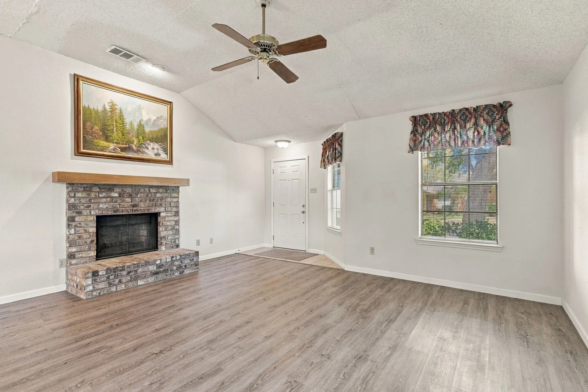 Single Family Residence For Sale in Dallas County , 569 Grace Lane, Coppell, Texas 75019, 2 Bedroom, 2 Bathroom, 1 Garage spaces, 1,205 Sqft, built in 1985, mls#21398047, Real Estate Agent in Coppell, Homes For Sale in Dallas county, Homes For Sale in Coppell, Realtor in Coppell Texas, Real Estate Brokerage Independent Realty Texas, Luminita Cordes Realtor