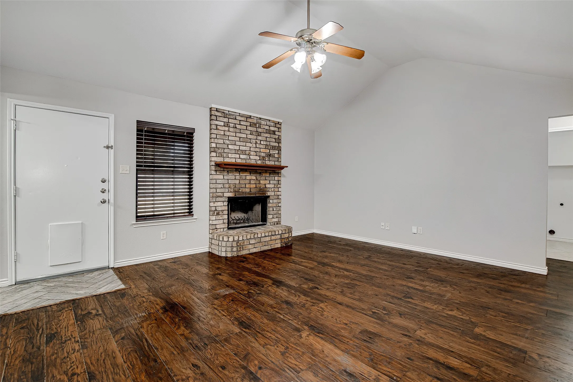 Single Family Residence For Rent in Johnson County , 636 Ozark Avenue, Burleson, Texas 76028, 3 Bedroom, 2 Bathroom, 2 Garage spaces, 1,353 Sqft, built in 1996, mls#21397937, Real Estate Agent in Burleson, Homes For Rent in Johnson county, Homes For Rent in Burleson, Realtor in Burleson Texas, Real Estate Brokerage Independent Realty Texas, Luminita Cordes Realtor
