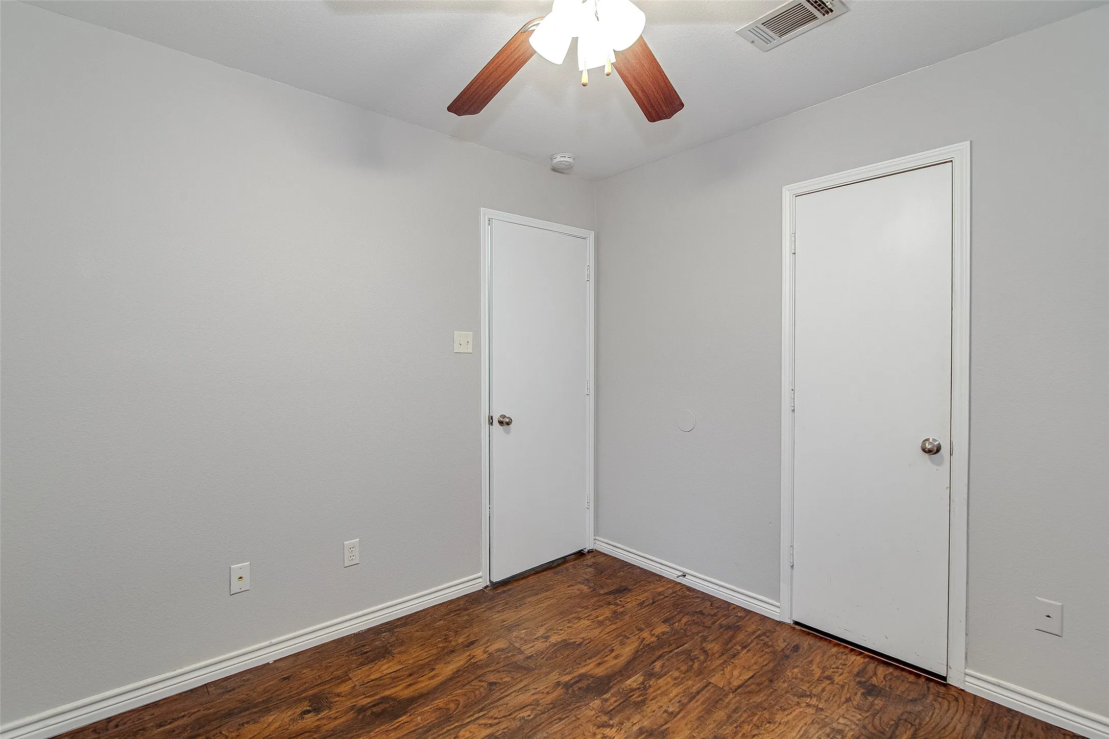 Single Family Residence For Rent in Johnson County , 636 Ozark Avenue, Burleson, Texas 76028, 3 Bedroom, 2 Bathroom, 2 Garage spaces, 1,353 Sqft, built in 1996, mls#21397937, Real Estate Agent in Burleson, Homes For Rent in Johnson county, Homes For Rent in Burleson, Realtor in Burleson Texas, Real Estate Brokerage Independent Realty Texas, Luminita Cordes Realtor