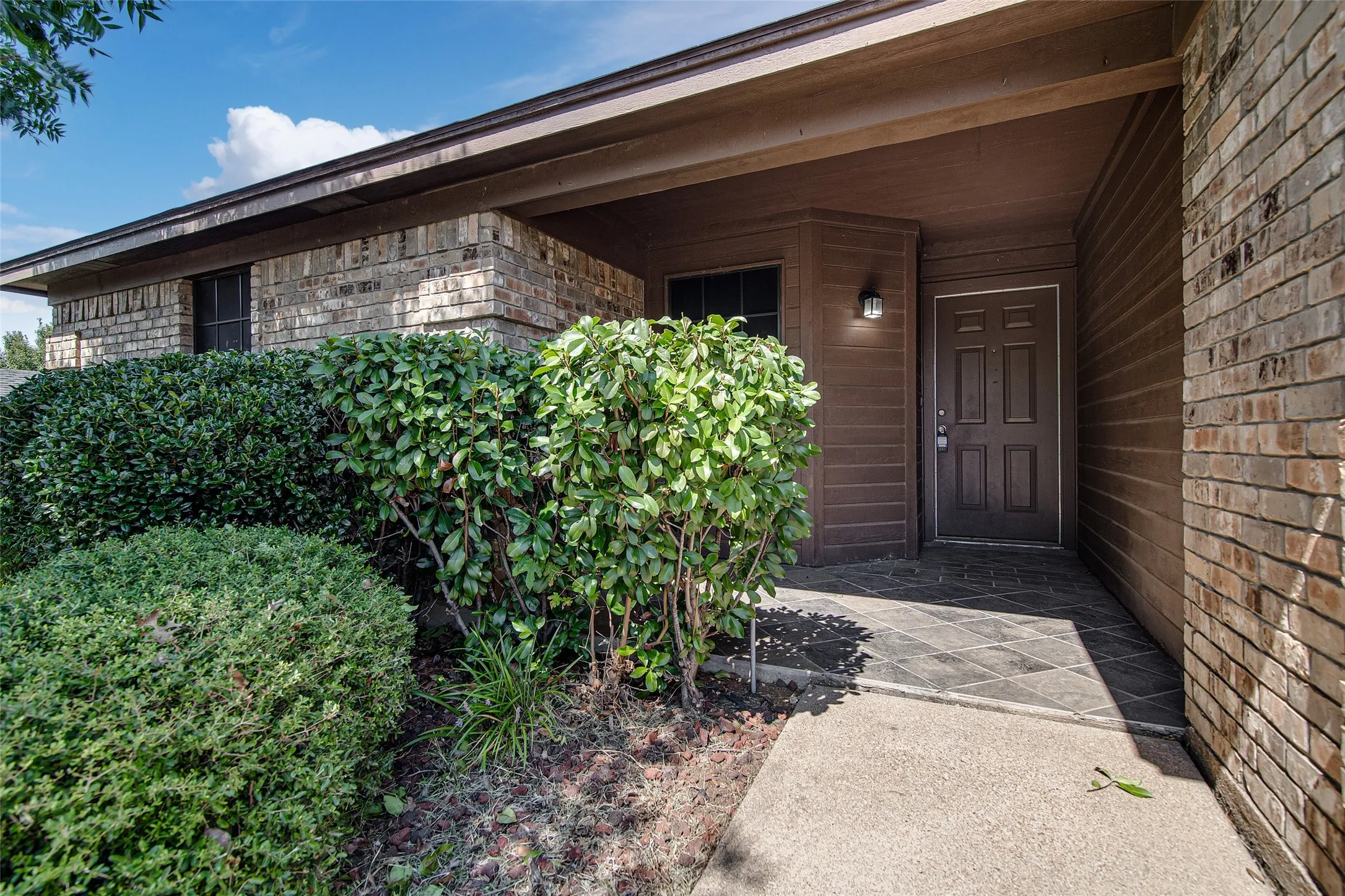 Single Family Residence For Rent in Johnson County , 636 Ozark Avenue, Burleson, Texas 76028, 3 Bedroom, 2 Bathroom, 2 Garage spaces, 1,353 Sqft, built in 1996, mls#21397937, Real Estate Agent in Burleson, Homes For Rent in Johnson county, Homes For Rent in Burleson, Realtor in Burleson Texas, Real Estate Brokerage Independent Realty Texas, Luminita Cordes Realtor