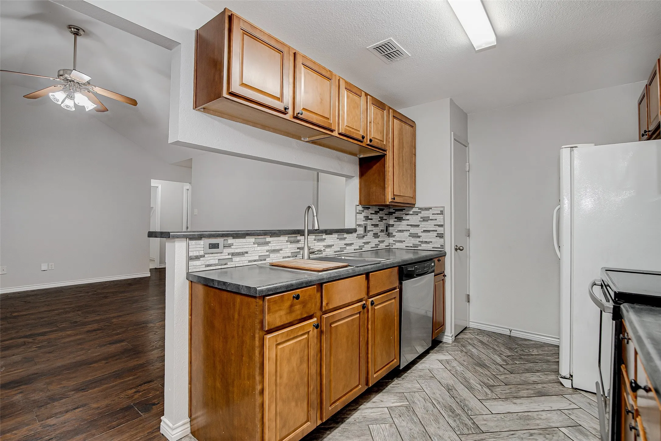 Single Family Residence For Rent in Johnson County , 636 Ozark Avenue, Burleson, Texas 76028, 3 Bedroom, 2 Bathroom, 2 Garage spaces, 1,353 Sqft, built in 1996, mls#21397937, Real Estate Agent in Burleson, Homes For Rent in Johnson county, Homes For Rent in Burleson, Realtor in Burleson Texas, Real Estate Brokerage Independent Realty Texas, Luminita Cordes Realtor