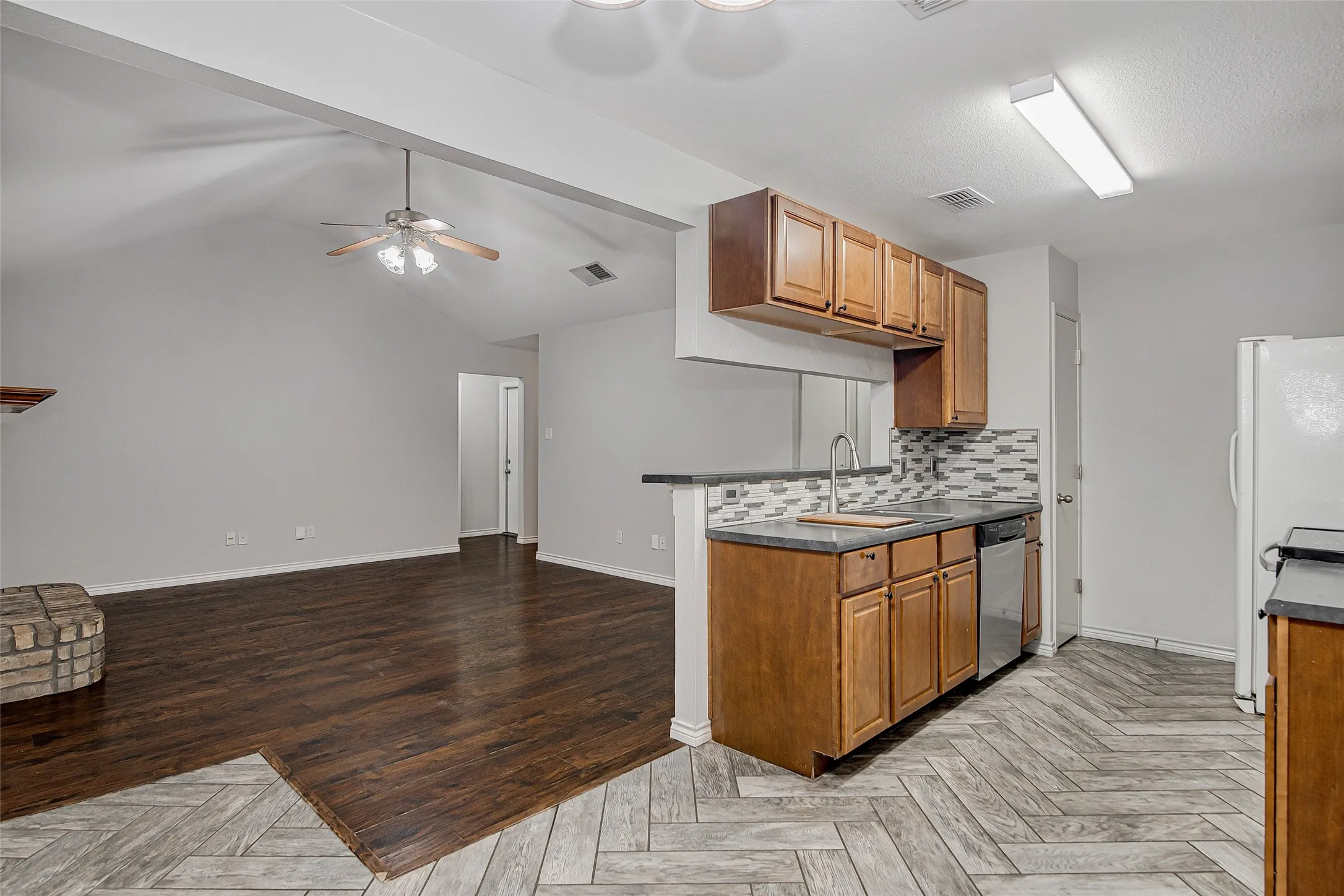 Single Family Residence For Rent in Johnson County , 636 Ozark Avenue, Burleson, Texas 76028, 3 Bedroom, 2 Bathroom, 2 Garage spaces, 1,353 Sqft, built in 1996, mls#21397937, Real Estate Agent in Burleson, Homes For Rent in Johnson county, Homes For Rent in Burleson, Realtor in Burleson Texas, Real Estate Brokerage Independent Realty Texas, Luminita Cordes Realtor