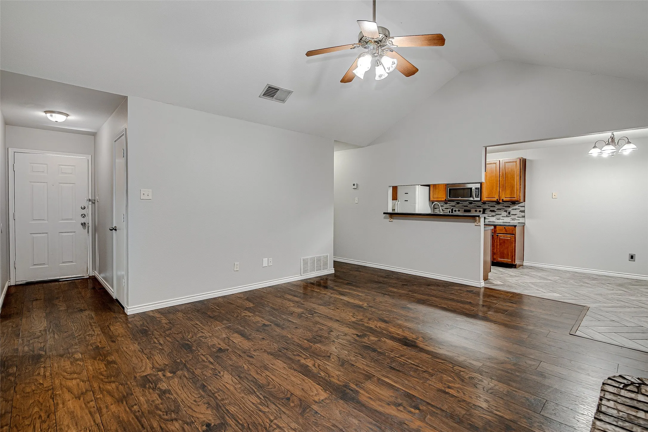 Single Family Residence For Rent in Johnson County , 636 Ozark Avenue, Burleson, Texas 76028, 3 Bedroom, 2 Bathroom, 2 Garage spaces, 1,353 Sqft, built in 1996, mls#21397937, Real Estate Agent in Burleson, Homes For Rent in Johnson county, Homes For Rent in Burleson, Realtor in Burleson Texas, Real Estate Brokerage Independent Realty Texas, Luminita Cordes Realtor