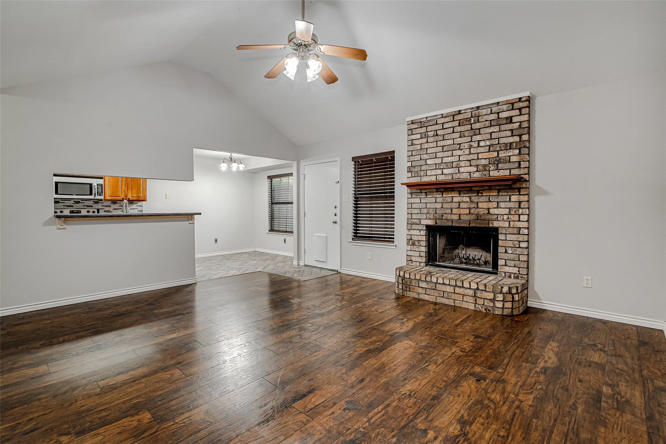 Single Family Residence For Rent in Johnson County , 636 Ozark Avenue, Burleson, Texas 76028, 3 Bedroom, 2 Bathroom, 2 Garage spaces, 1,353 Sqft, built in 1996, mls#21397937, Real Estate Agent in Burleson, Homes For Rent in Johnson county, Homes For Rent in Burleson, Realtor in Burleson Texas, Real Estate Brokerage Independent Realty Texas, Luminita Cordes Realtor