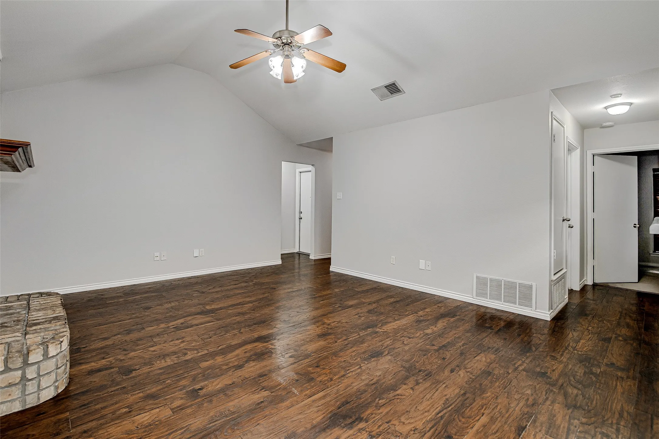 Single Family Residence For Rent in Johnson County , 636 Ozark Avenue, Burleson, Texas 76028, 3 Bedroom, 2 Bathroom, 2 Garage spaces, 1,353 Sqft, built in 1996, mls#21397937, Real Estate Agent in Burleson, Homes For Rent in Johnson county, Homes For Rent in Burleson, Realtor in Burleson Texas, Real Estate Brokerage Independent Realty Texas, Luminita Cordes Realtor