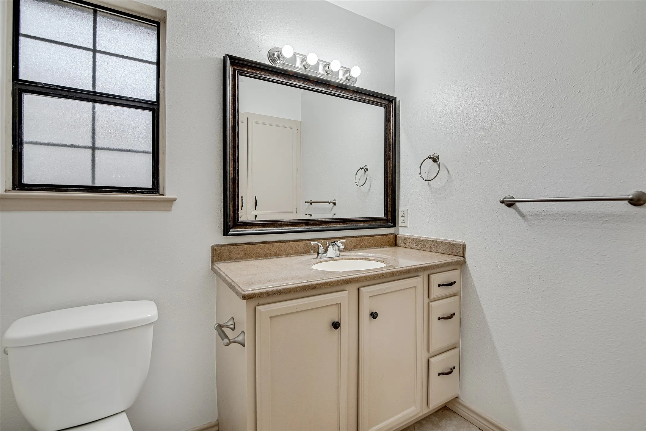 Single Family Residence For Rent in Johnson County , 636 Ozark Avenue, Burleson, Texas 76028, 3 Bedroom, 2 Bathroom, 2 Garage spaces, 1,353 Sqft, built in 1996, mls#21397937, Real Estate Agent in Burleson, Homes For Rent in Johnson county, Homes For Rent in Burleson, Realtor in Burleson Texas, Real Estate Brokerage Independent Realty Texas, Luminita Cordes Realtor