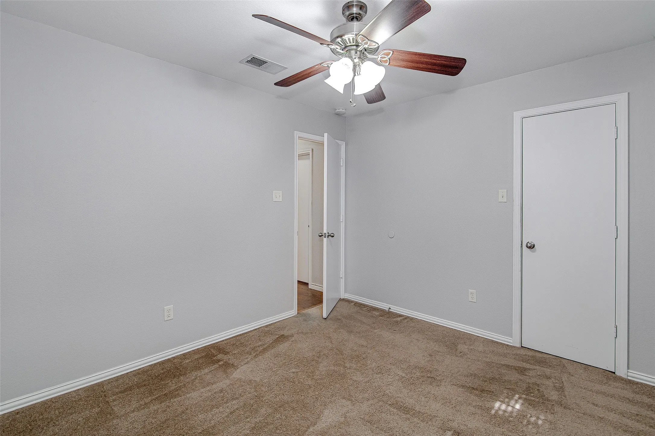 Single Family Residence For Rent in Johnson County , 636 Ozark Avenue, Burleson, Texas 76028, 3 Bedroom, 2 Bathroom, 2 Garage spaces, 1,353 Sqft, built in 1996, mls#21397937, Real Estate Agent in Burleson, Homes For Rent in Johnson county, Homes For Rent in Burleson, Realtor in Burleson Texas, Real Estate Brokerage Independent Realty Texas, Luminita Cordes Realtor