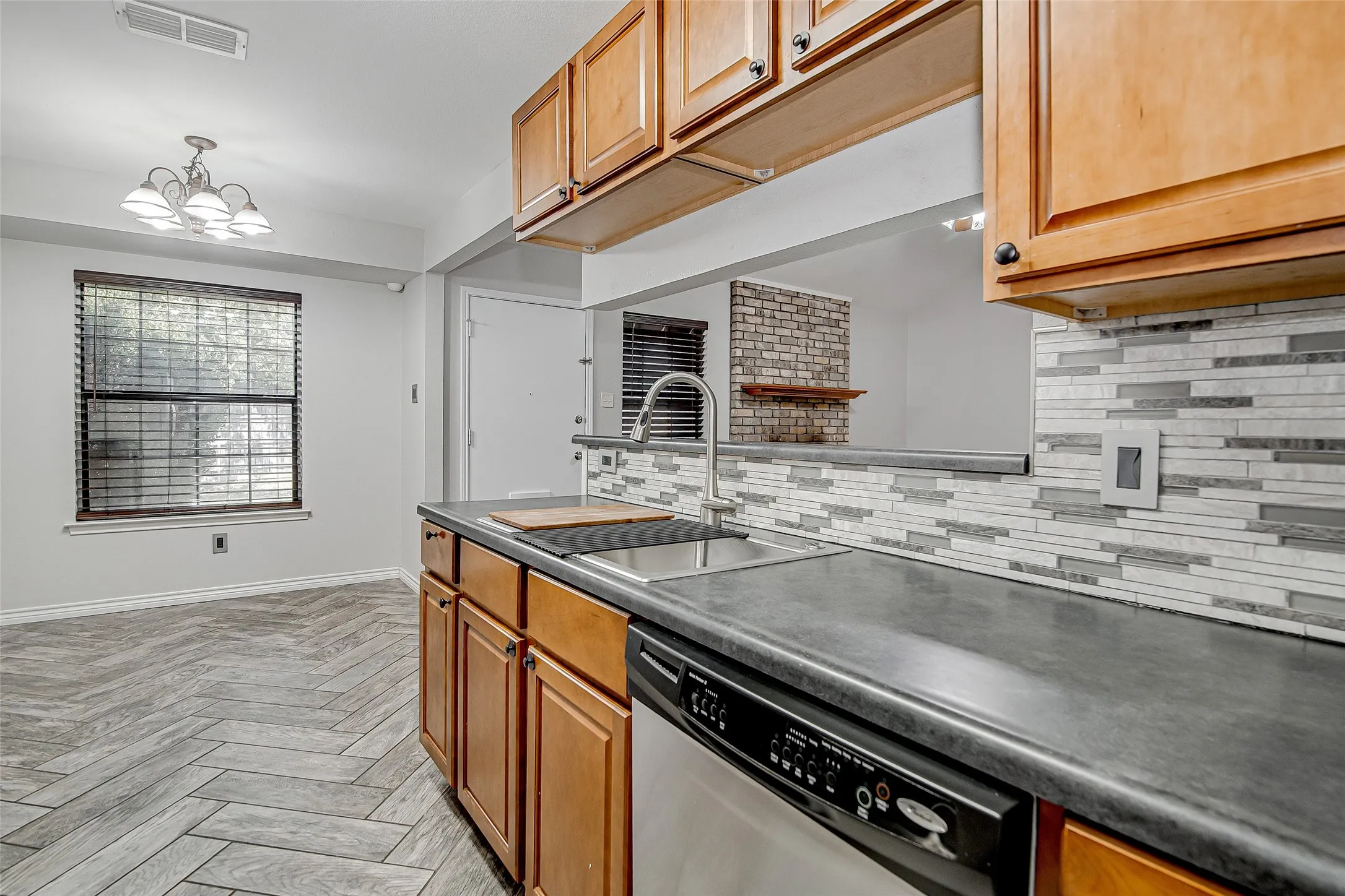 Single Family Residence For Rent in Johnson County , 636 Ozark Avenue, Burleson, Texas 76028, 3 Bedroom, 2 Bathroom, 2 Garage spaces, 1,353 Sqft, built in 1996, mls#21397937, Real Estate Agent in Burleson, Homes For Rent in Johnson county, Homes For Rent in Burleson, Realtor in Burleson Texas, Real Estate Brokerage Independent Realty Texas, Luminita Cordes Realtor