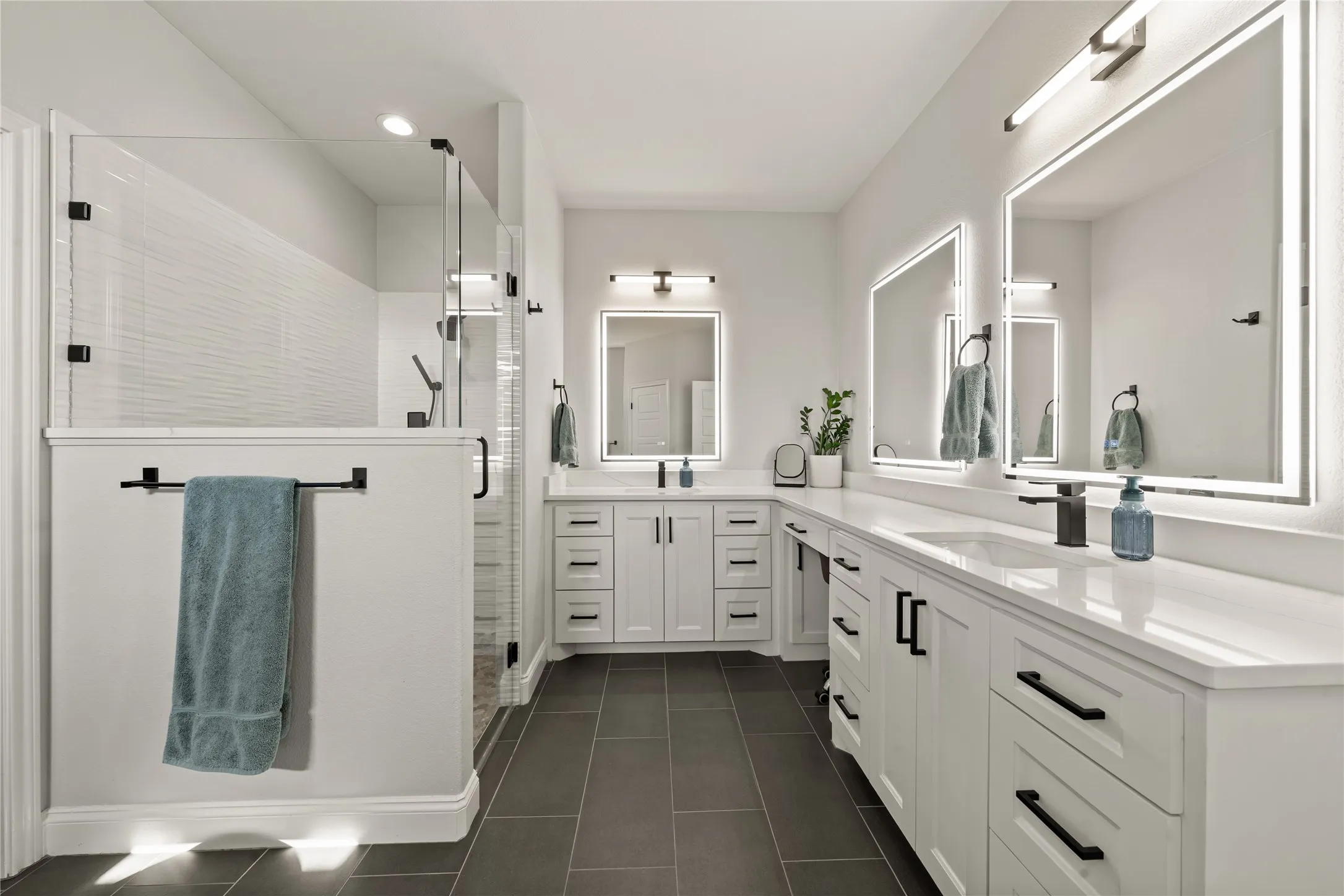 Dual vanity with undermount sinks and quartz countertops