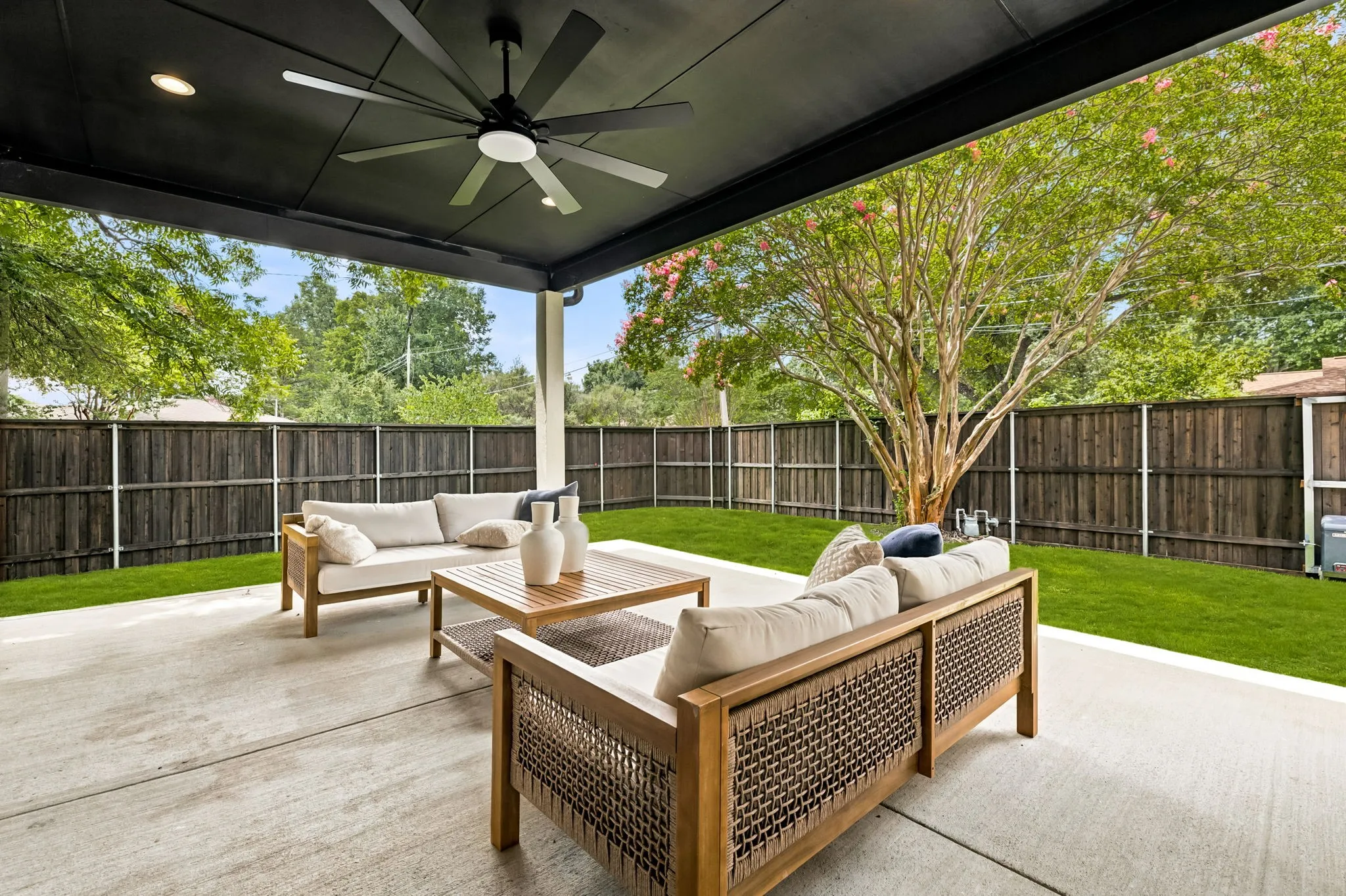 Single Family Residence For Rent in Dallas County , 8903 Liptonshire Drive, Dallas, Texas 75238, 5 Bedroom, 7 Bathroom, 2 Garage spaces, 4,925 Sqft, built in 1955, mls#21398480, Real Estate Agent in Dallas, Homes For Rent in Dallas county, Homes For Rent in Dallas, Realtor in Dallas Texas, Real Estate Brokerage Independent Realty Texas, Luminita Cordes Realtor