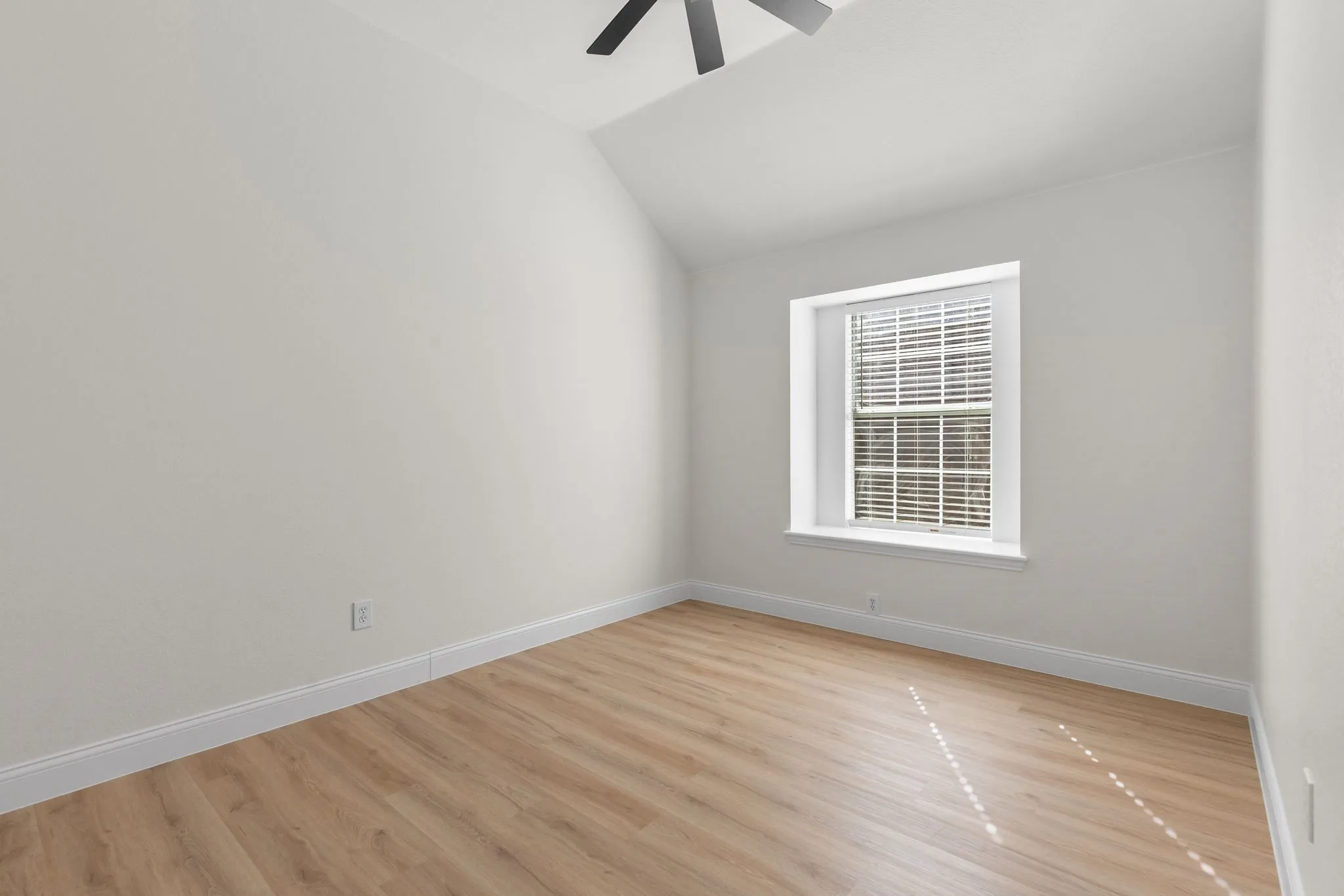Vaulted ceiling with a ceiling fan