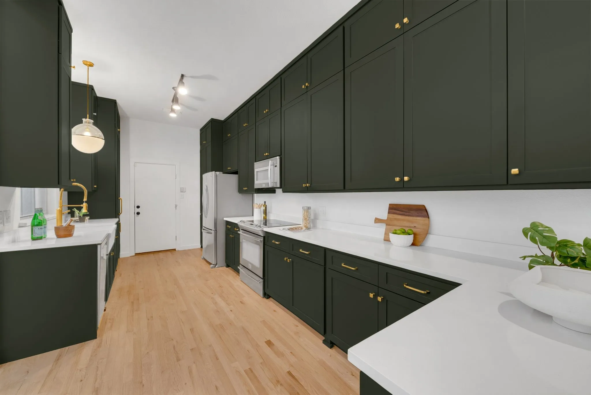 Townhouse For Sale in Dallas County , 4132 N Hall Street, Dallas, Texas 75219, 3 Bedroom, 4 Bathroom, 2 Garage spaces, 2,099 Sqft, built in 2000, mls#21395354, Real Estate Agent in Dallas, Homes For Sale in Dallas county, Homes For Sale in Dallas, Realtor in Dallas Texas, Real Estate Brokerage Independent Realty Texas, Luminita Cordes Realtor