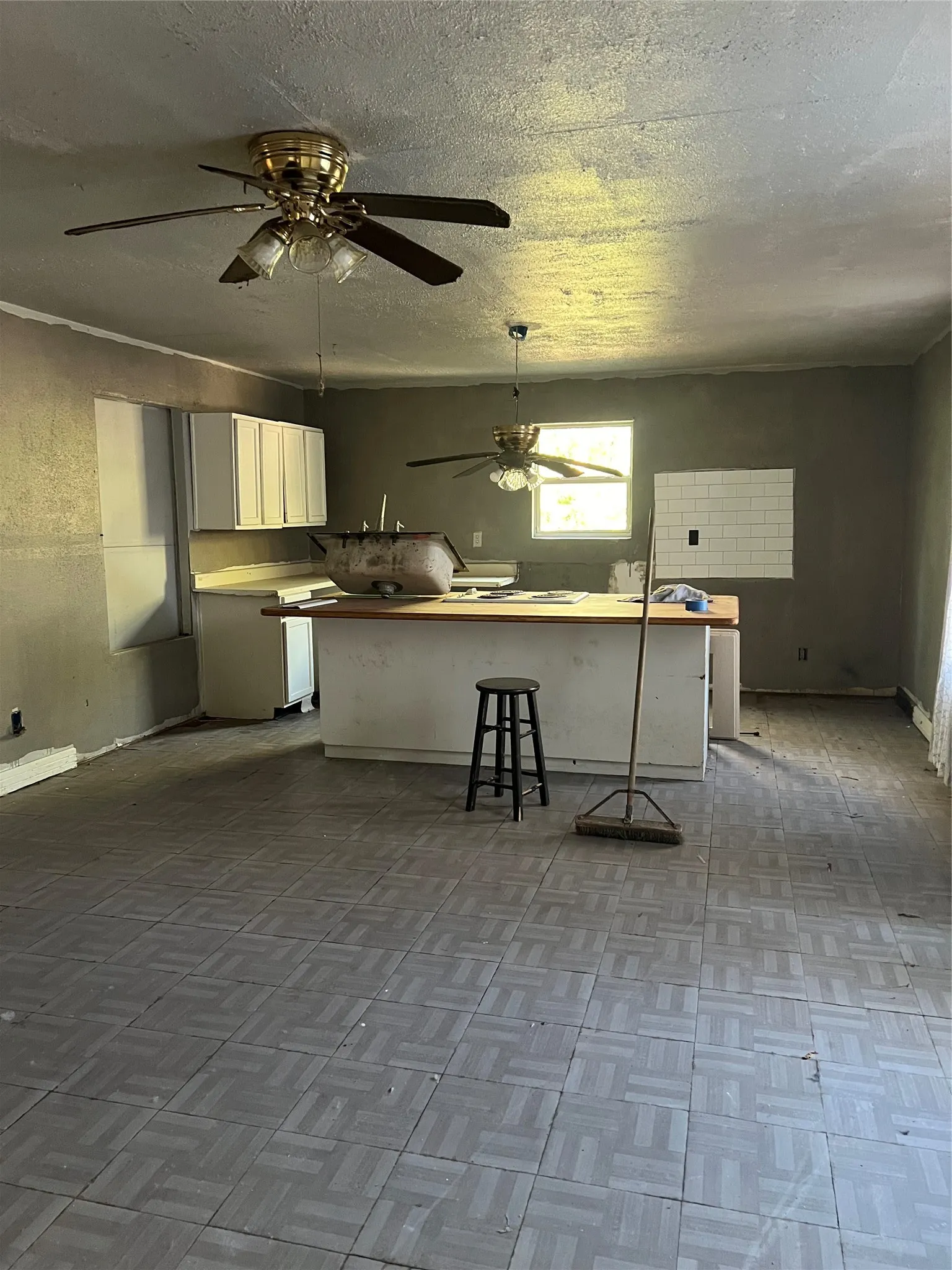 Single Family Residence For Sale in Denton County , 1279 Willow Lane, Denton, Texas 76207, 8 Bedroom, 3 Bathroom, Garage spaces, 2,256 Sqft, built in 1995, mls#21394598, Real Estate Agent in Denton, Homes For Sale in Denton county, Homes For Sale in Denton, Realtor in Denton Texas, Real Estate Brokerage Independent Realty Texas, Luminita Cordes Realtor