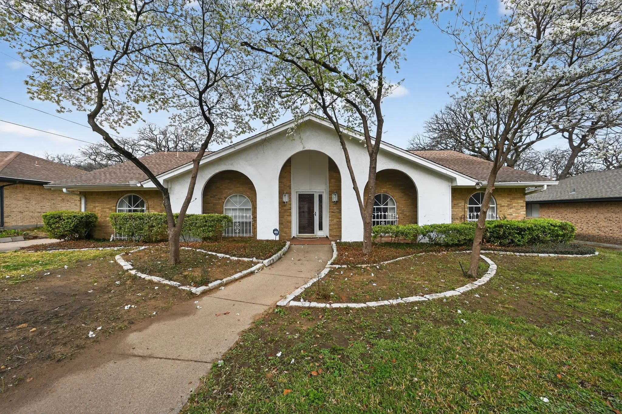 Single Family Residence For Sale in Tarrant County , 704 Castlewood Lane, Arlington, Texas 76012, 3 Bedroom, 2 Bathroom, 2 Garage spaces, 2,419 Sqft, built in 1973, mls#21398500, Real Estate Agent in Arlington, Homes For Sale in Tarrant county, Homes For Sale in Arlington, Realtor in Arlington Texas, Real Estate Brokerage Independent Realty Texas, Luminita Cordes Realtor